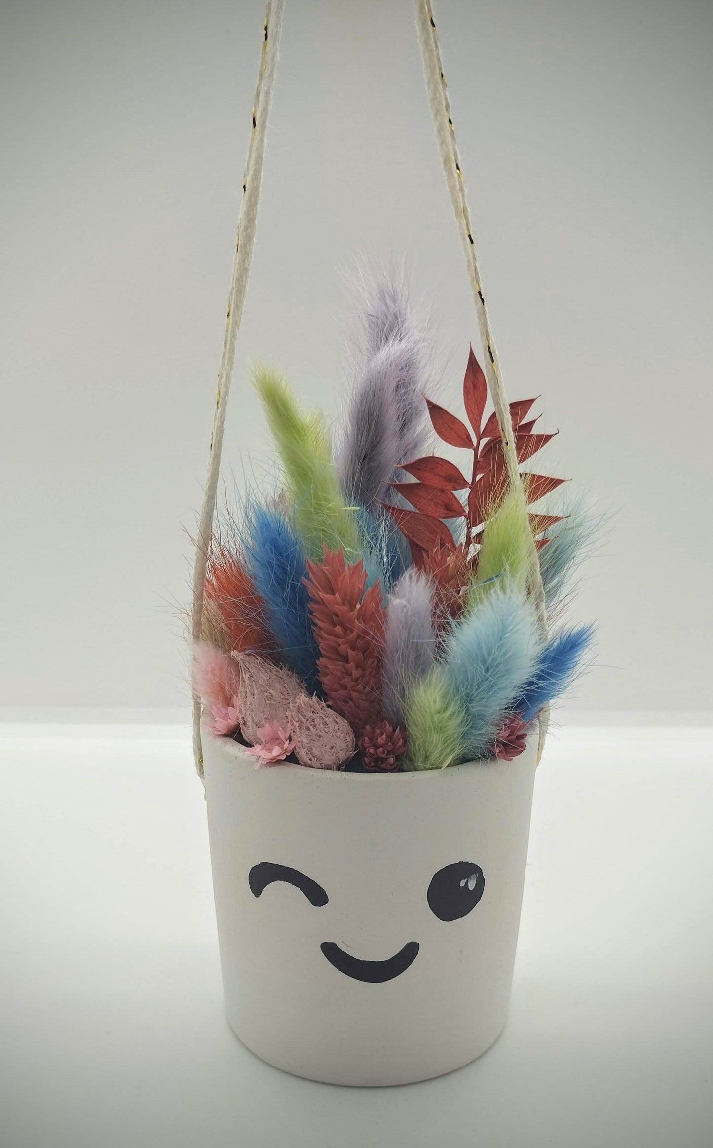 Hangpotje met Funny Face :-), droogbloemetjes & Macramé