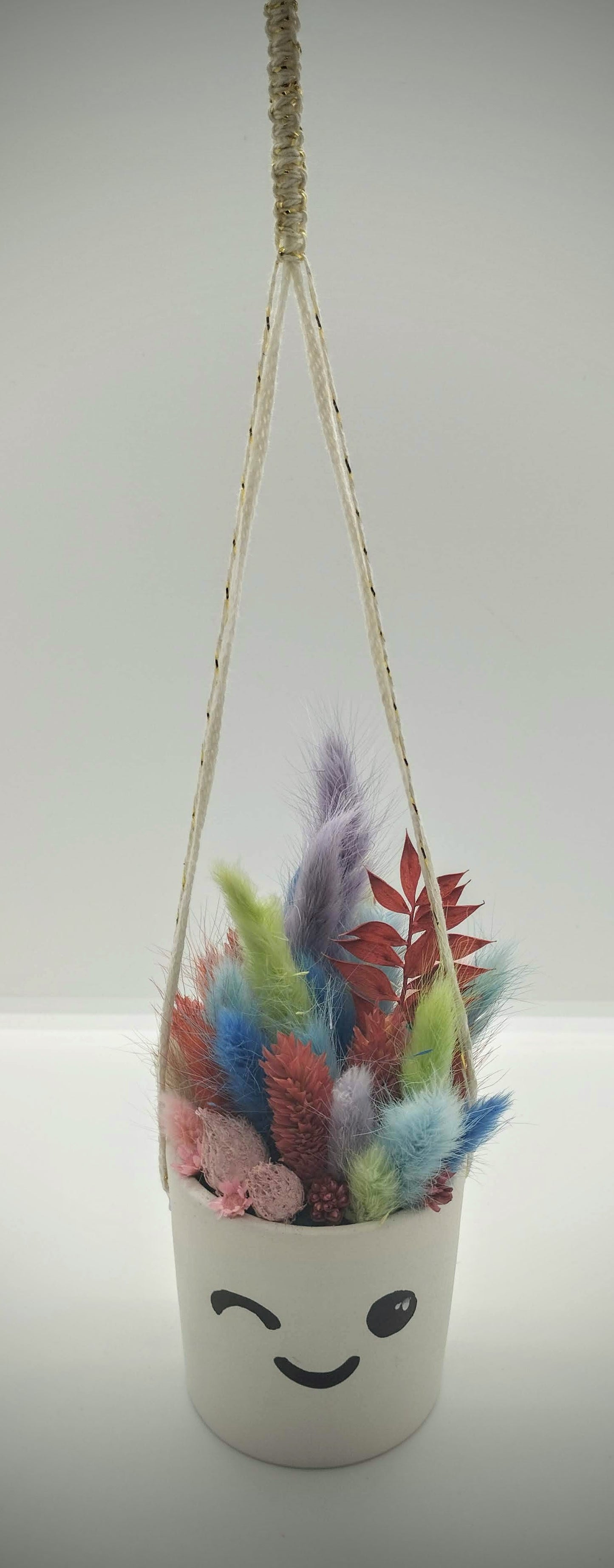 Hangpotje met Funny Face :-), droogbloemetjes & Macramé