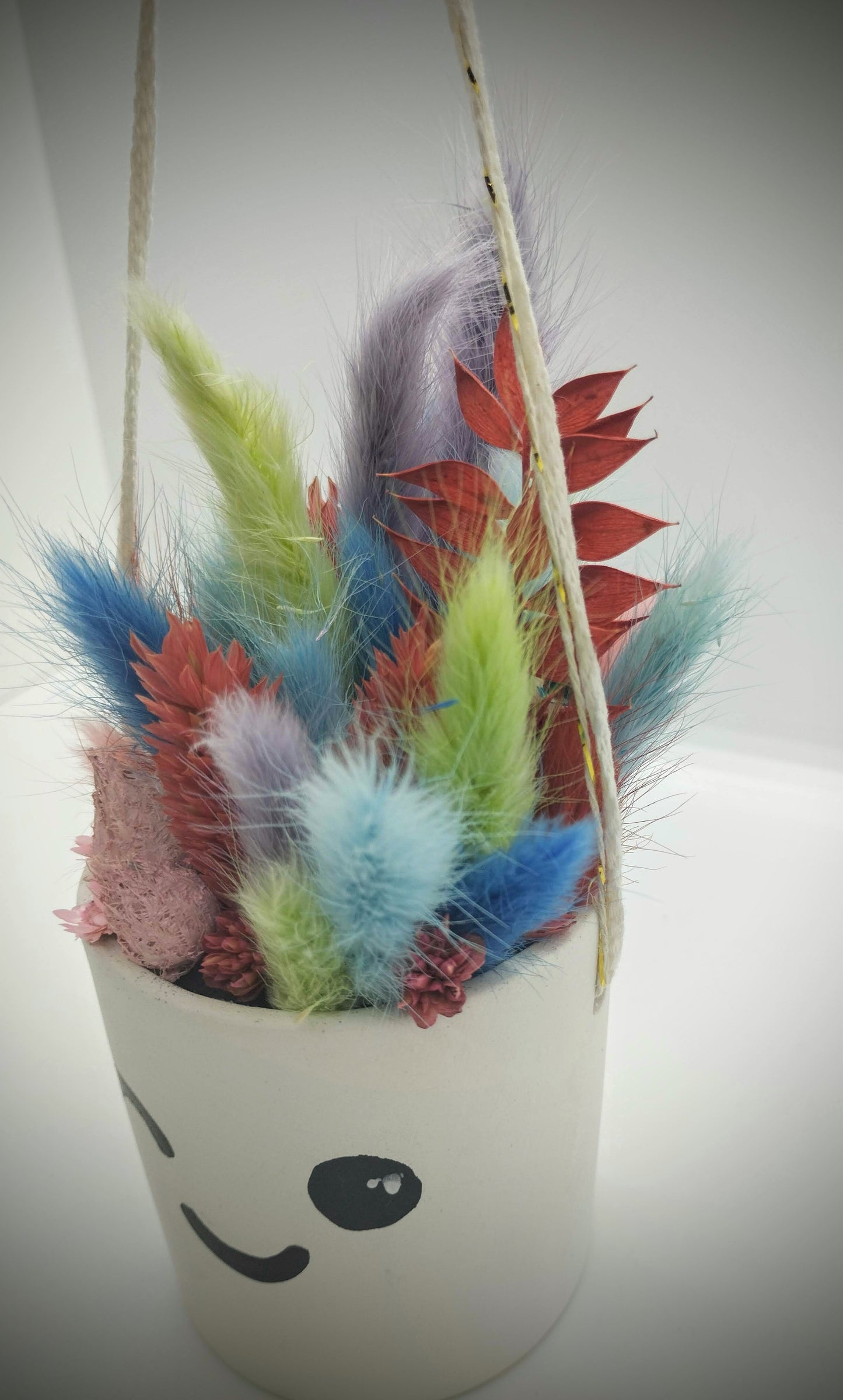 Hangpotje met Funny Face :-), droogbloemetjes & Macramé
