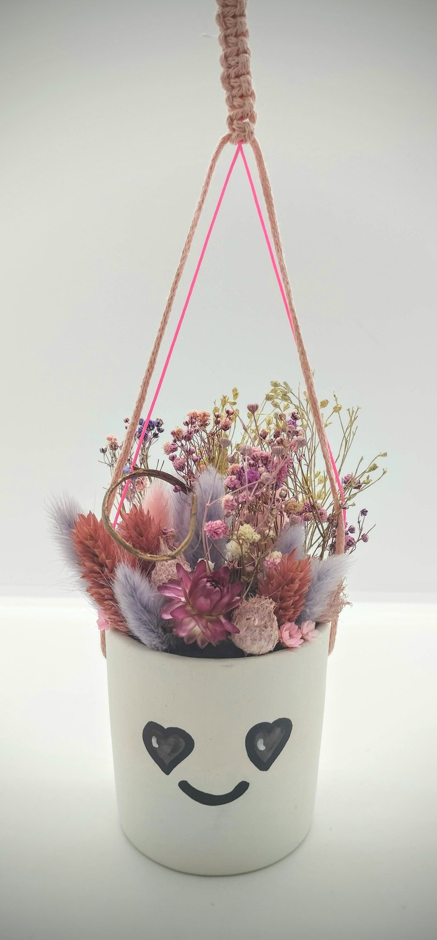 Hangpotje met Funny Face :-), droogbloemetjes & Macramé