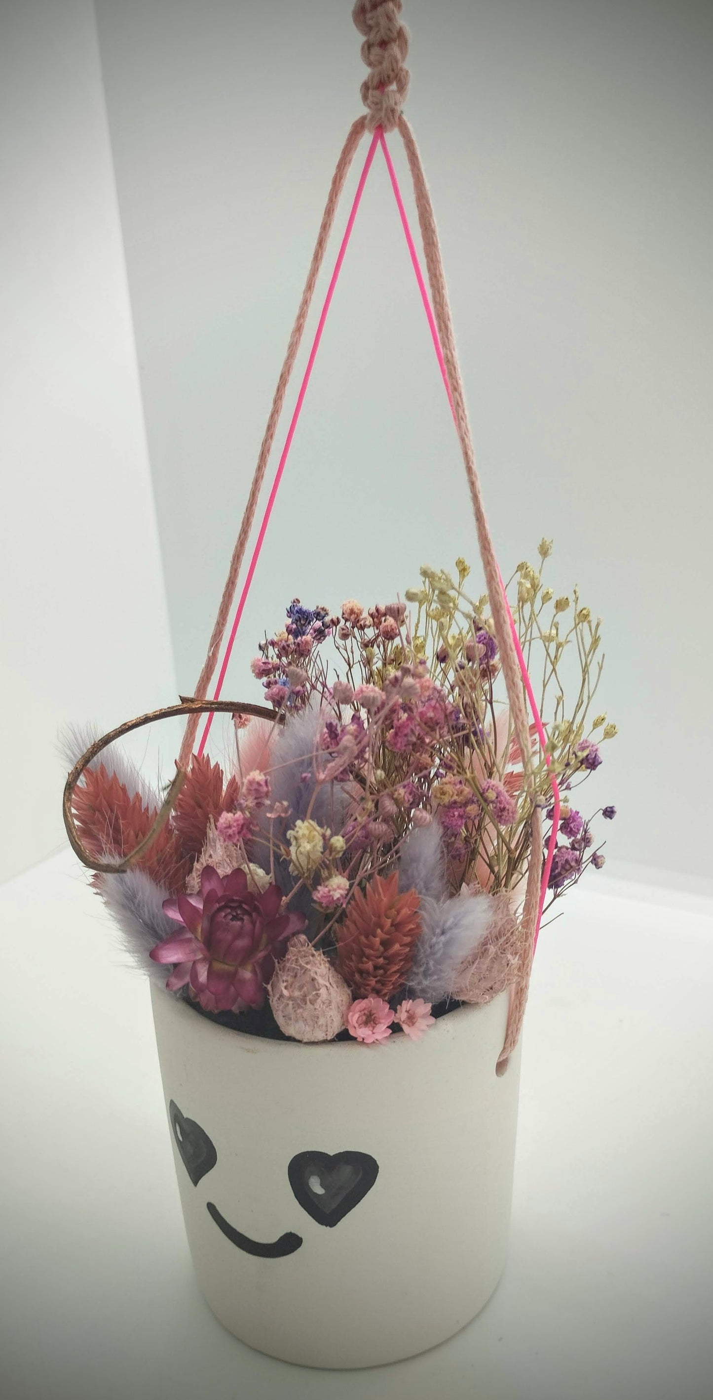 Hangpotje met Funny Face :-), droogbloemetjes & Macramé