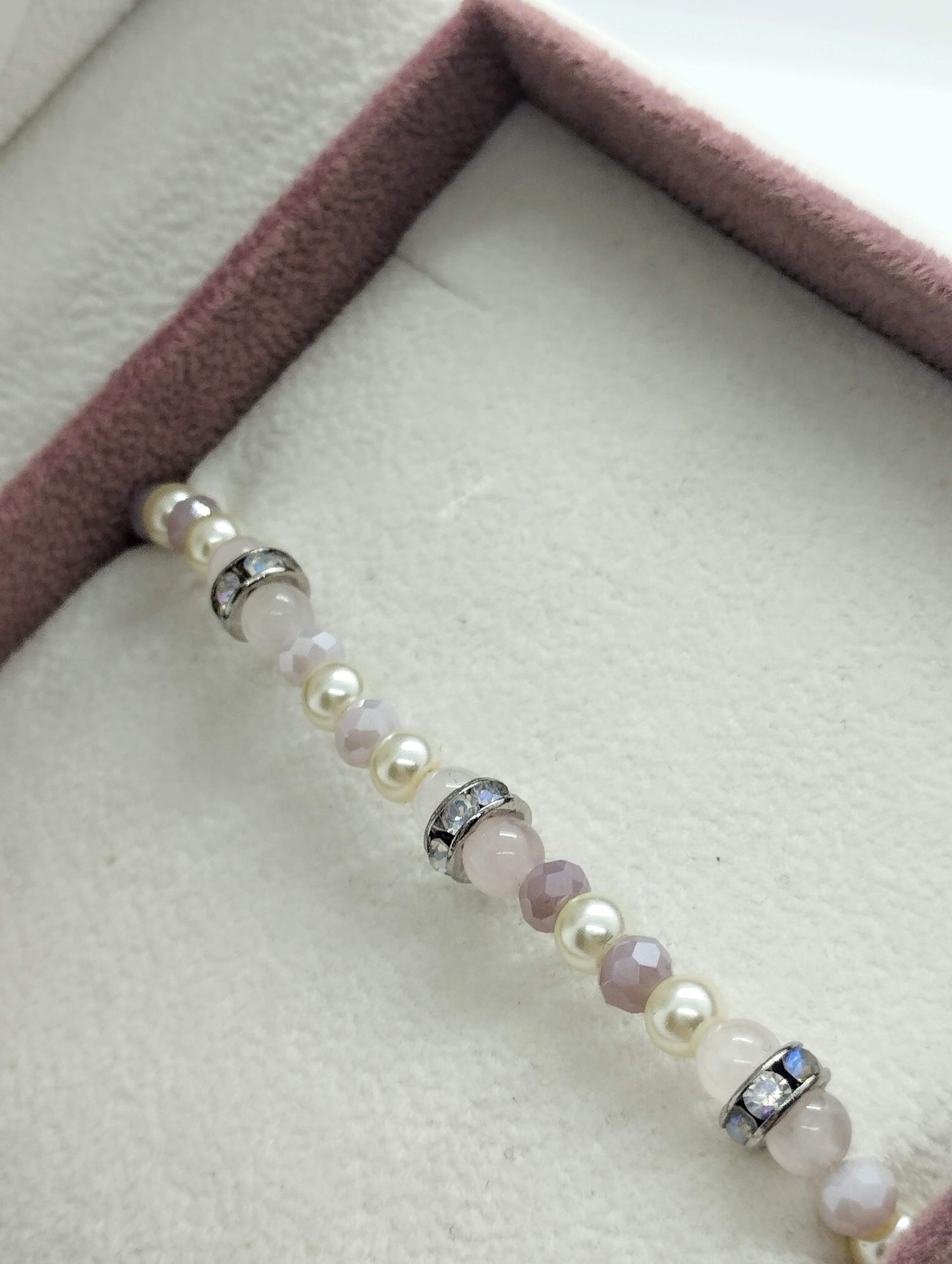 Armbandje met Rozenkwarts parels & glasfacetten