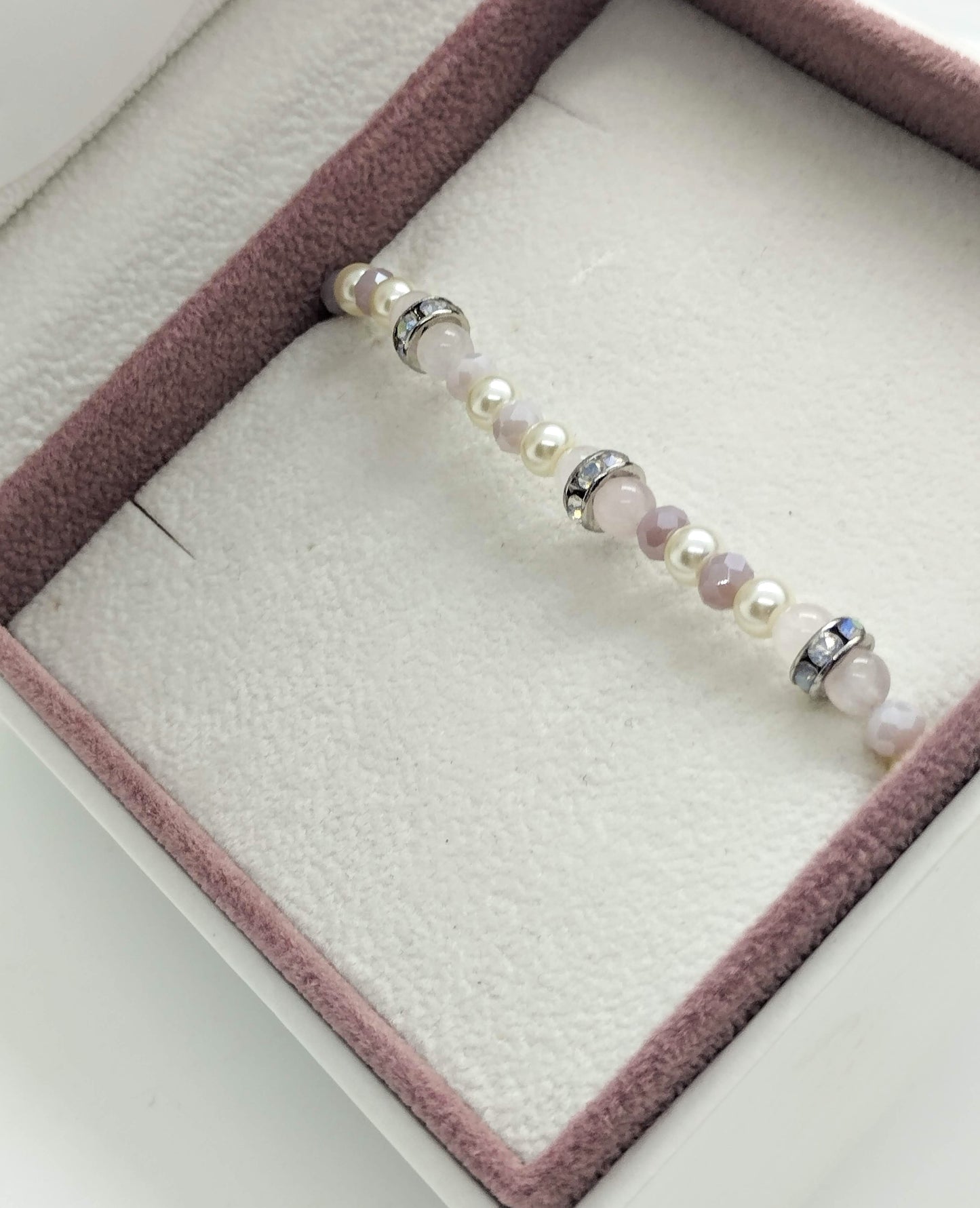 Armbandje met Rozenkwarts parels & glasfacetten