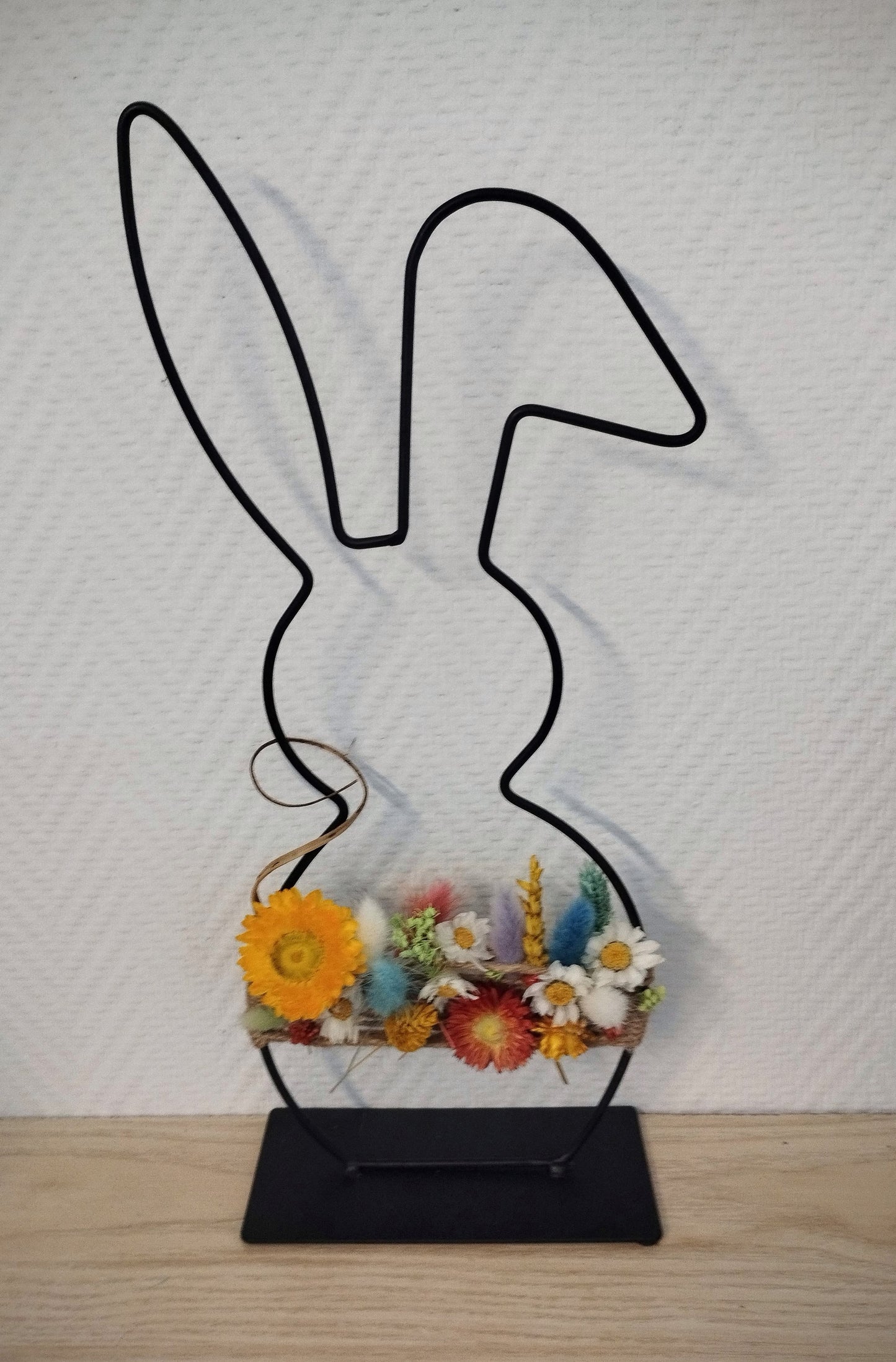 Paashaasje met droogbloemetjes en macramé (Medium)