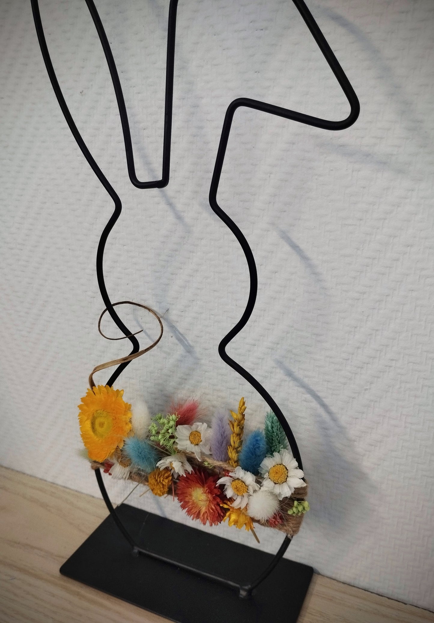 Paashaasje met droogbloemetjes en macramé (Medium)