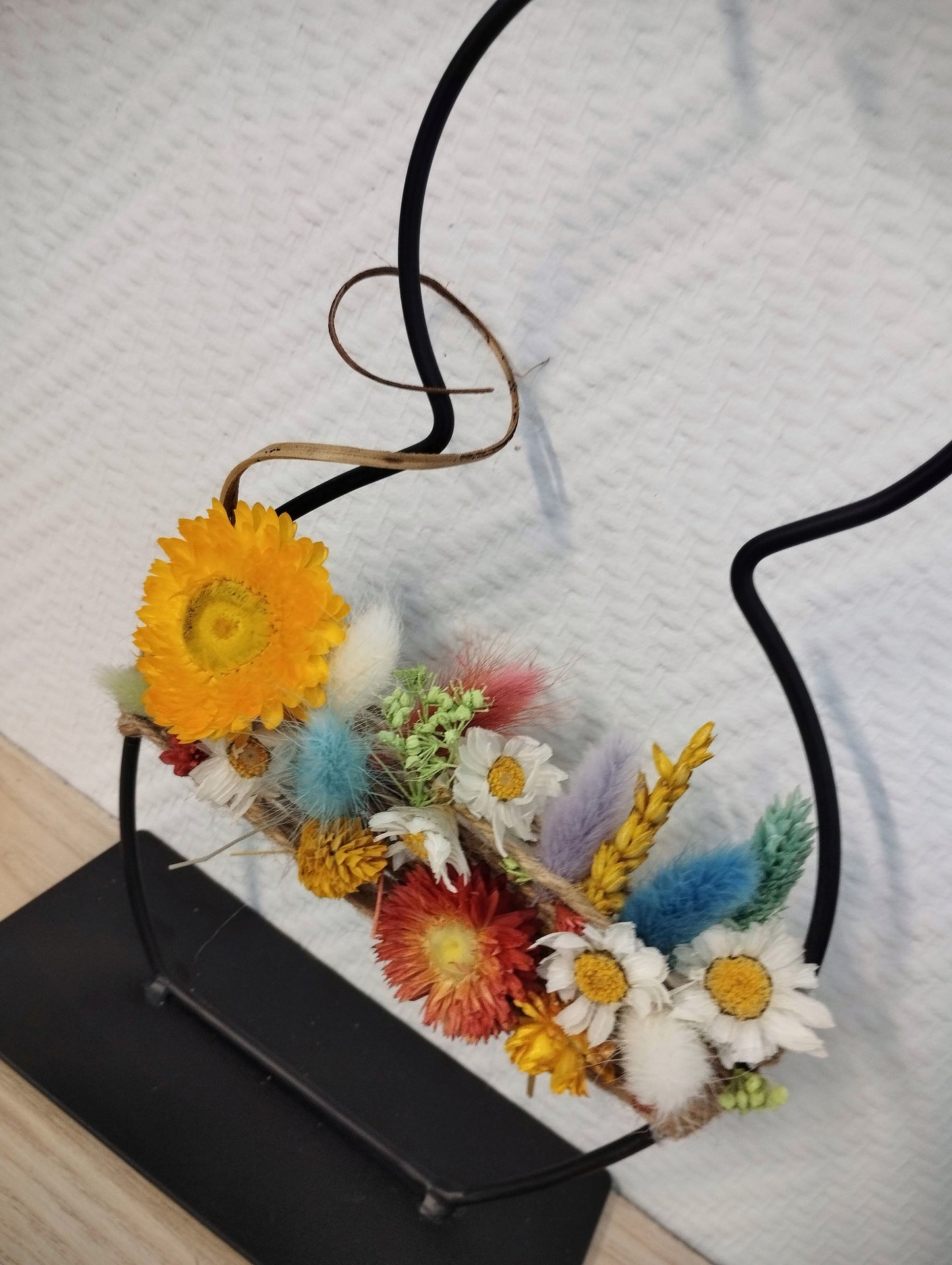Paashaasje met droogbloemetjes en macramé (Medium)