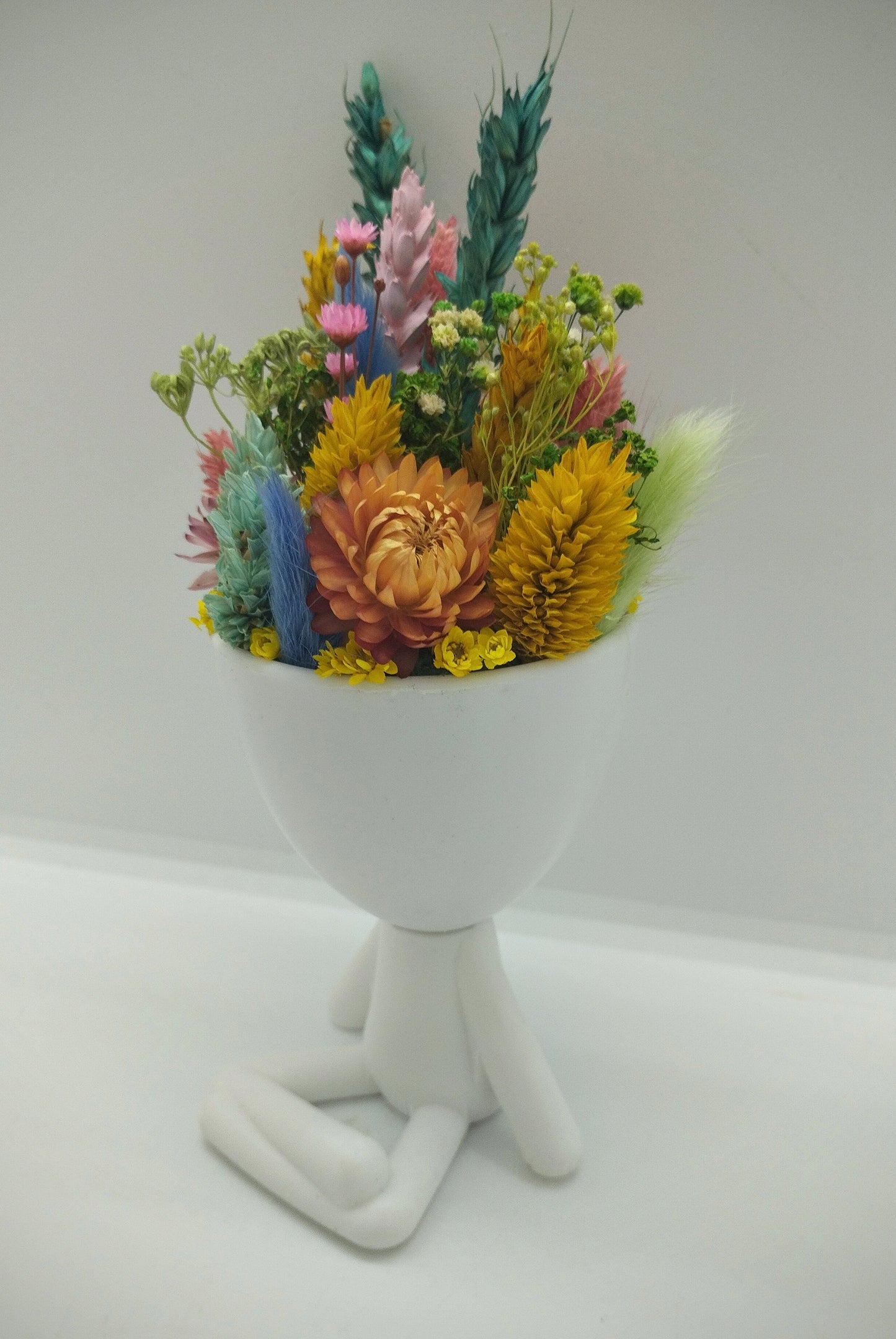 Plantenpotje mannetje met droogbloemen