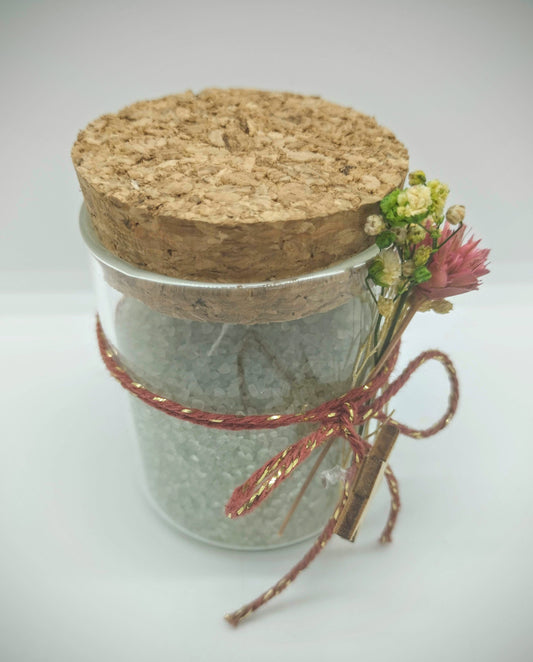 Glazen potje met scrubzout en droogbloemetjes