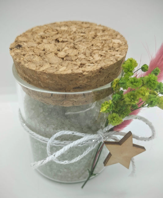 Glazen potje met scrubzout en droogbloemetjes