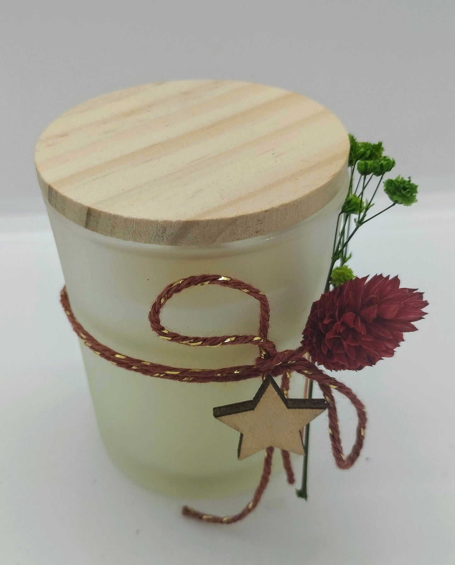 Geurkaarsje met droogbloemetjes en houten deksel