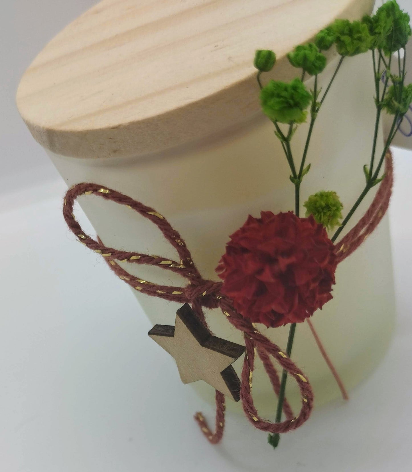 Geurkaarsje met droogbloemetjes en houten deksel