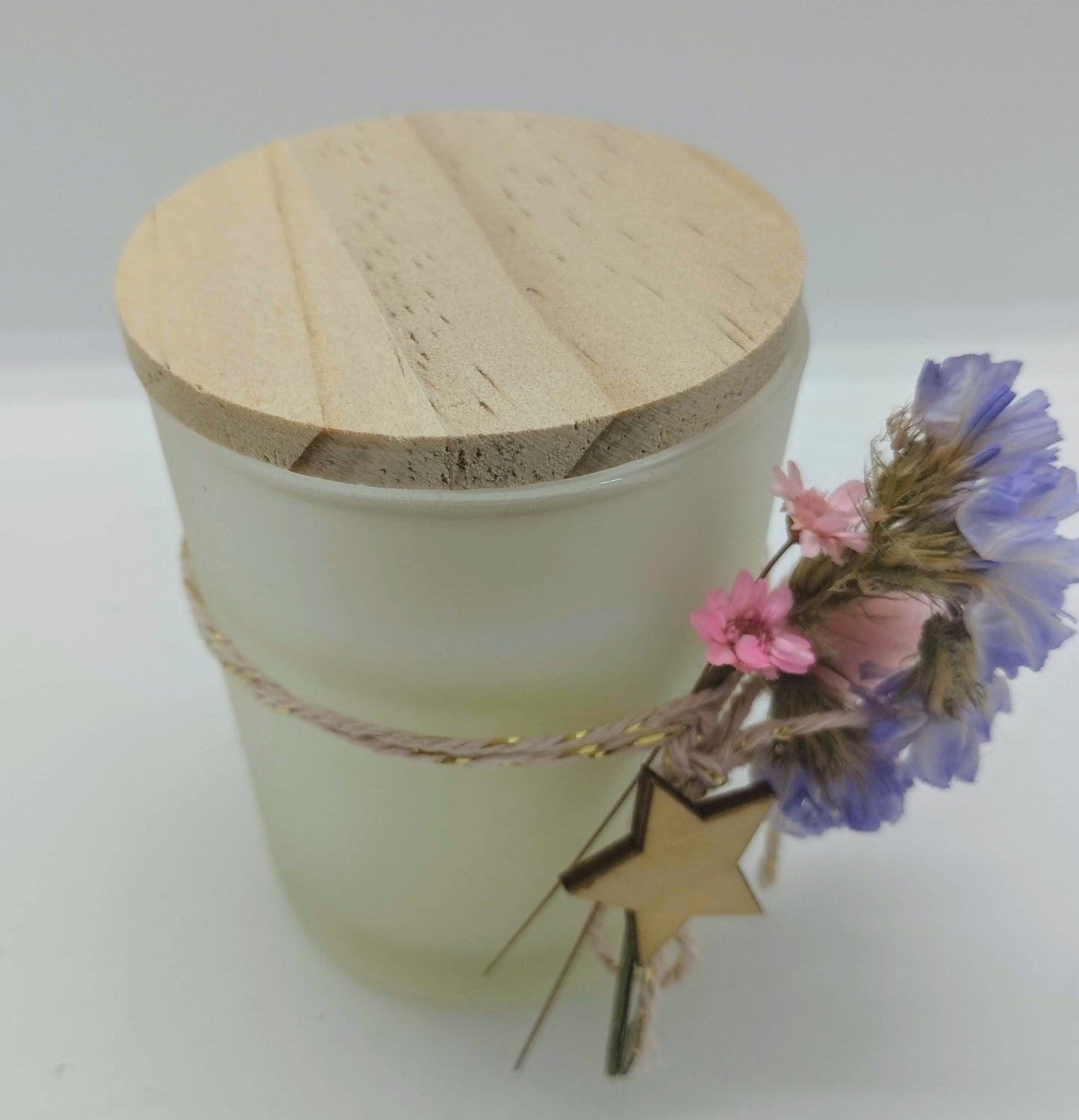 Geurkaarsje met droogbloemetjes en houten deksel