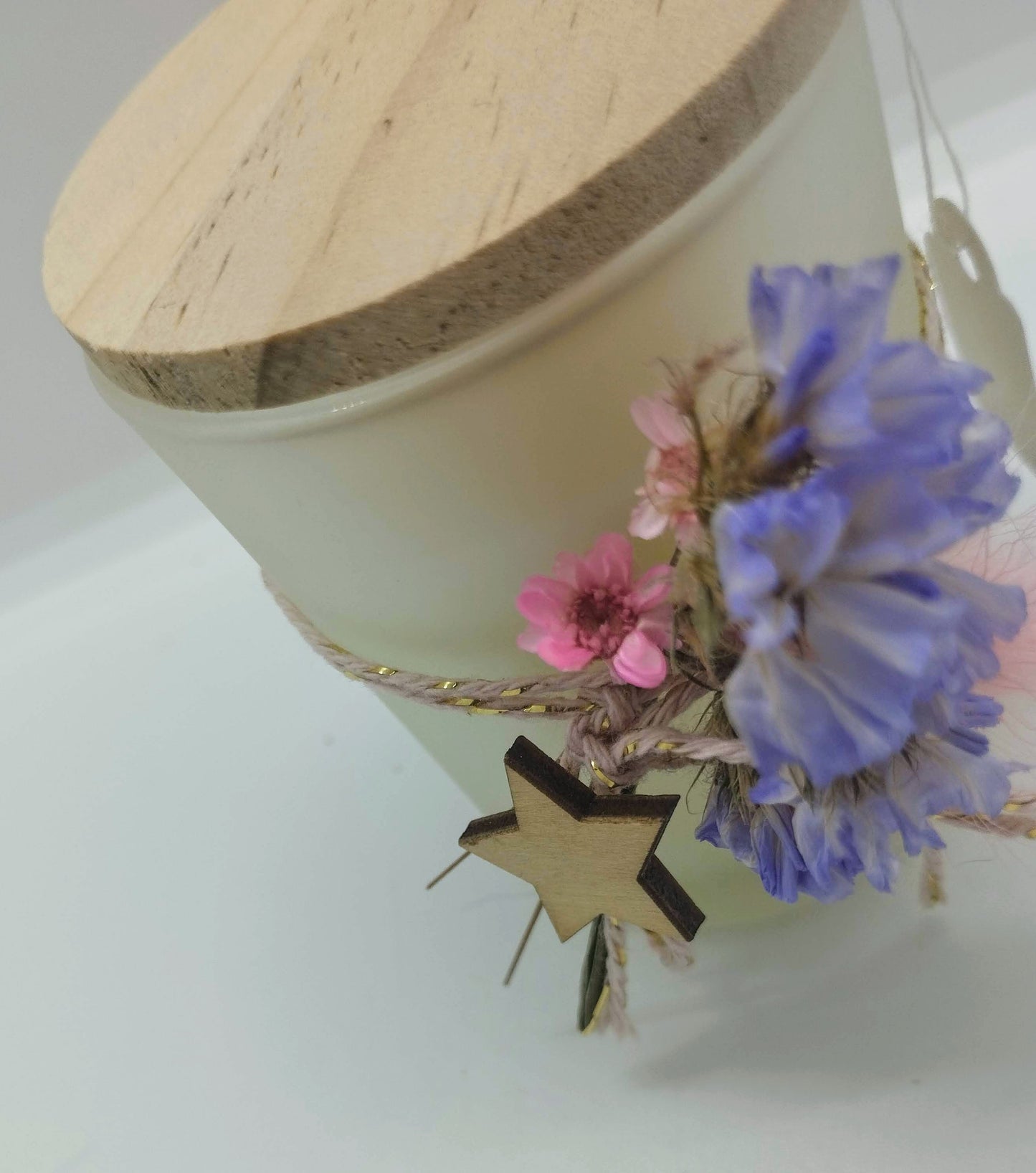 Geurkaarsje met droogbloemetjes en houten deksel