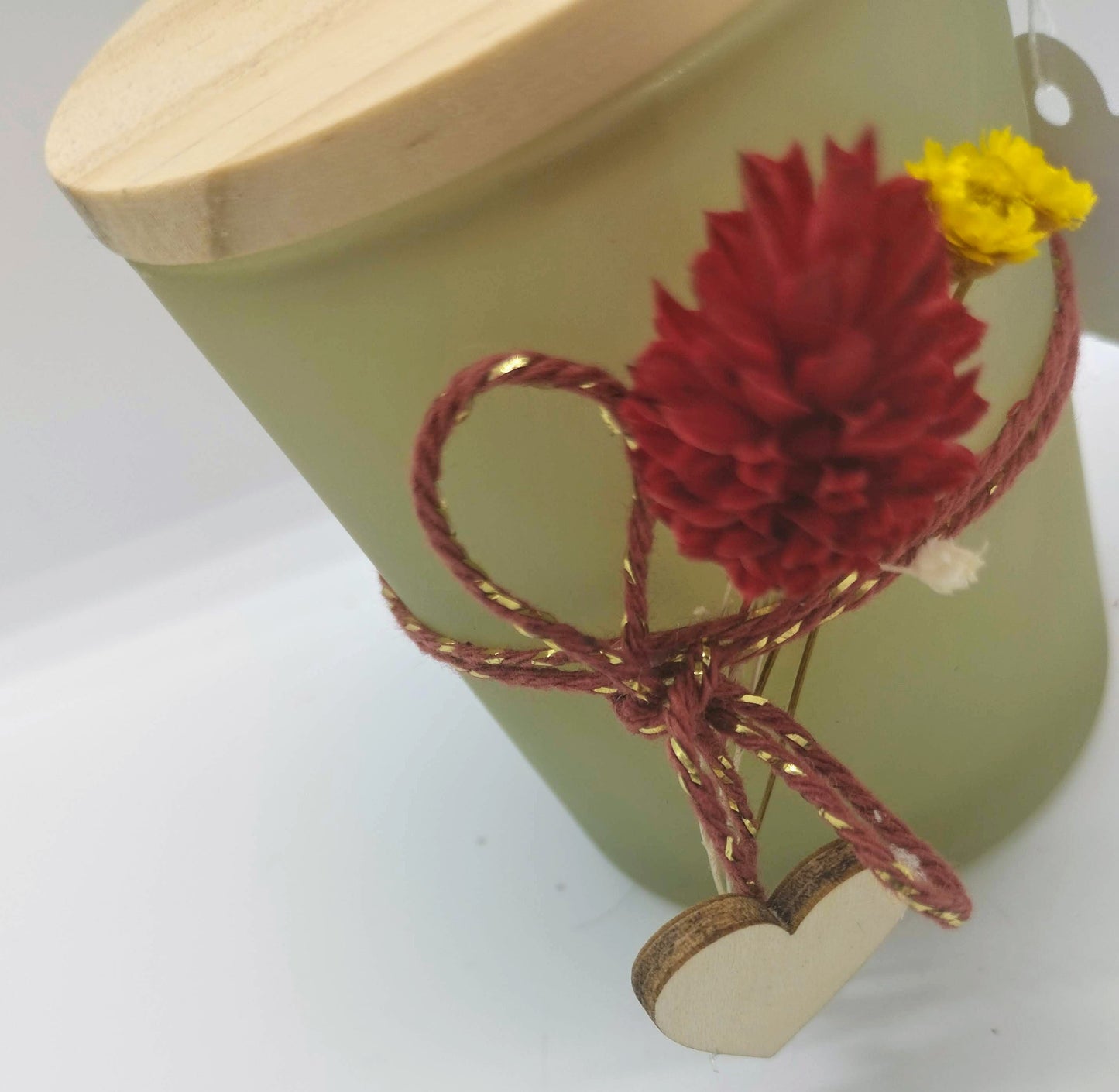 Geurkaarsje met droogbloemetjes en houten deksel