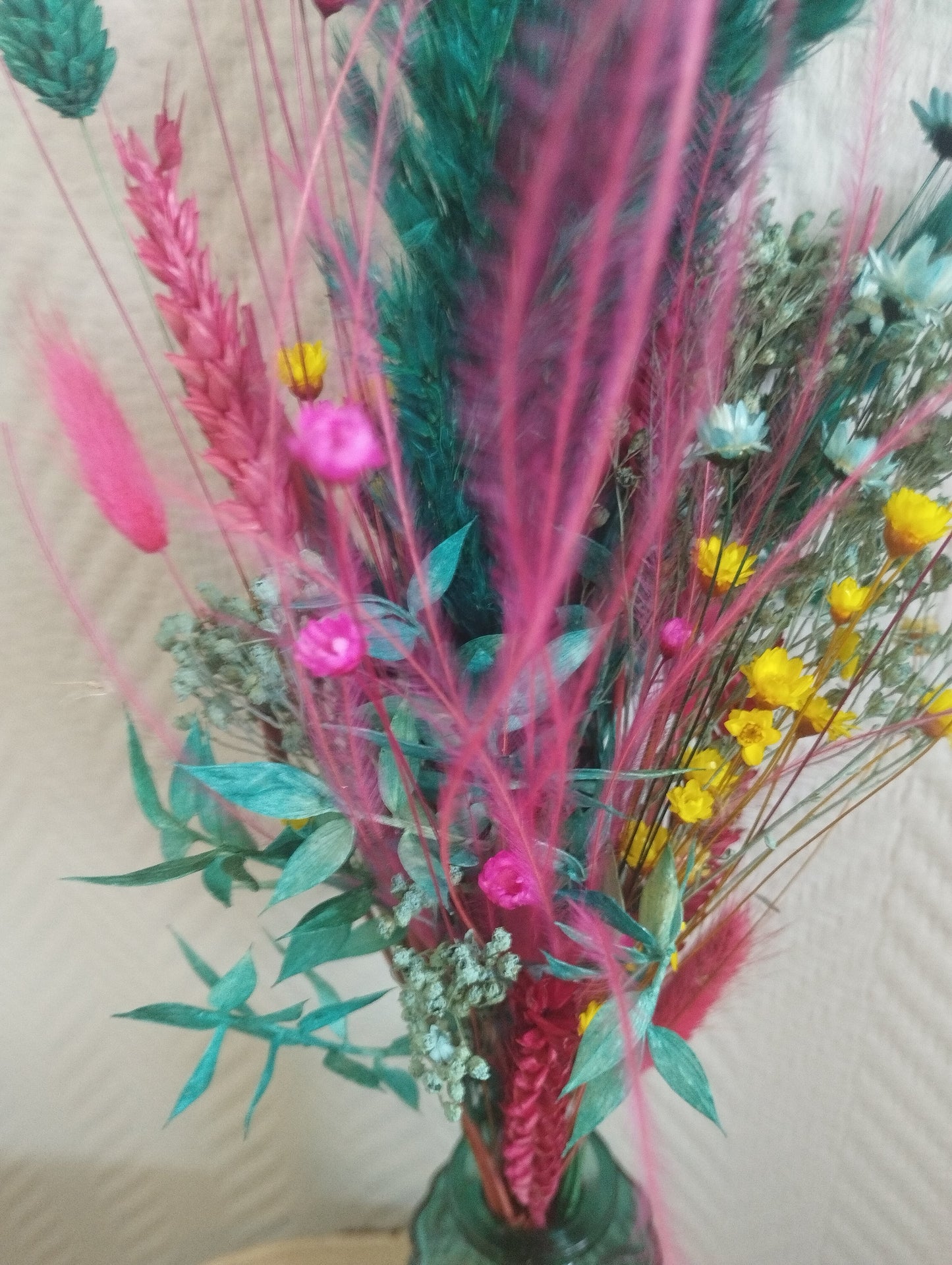 Droogbloemen in kleurrijk vaasje