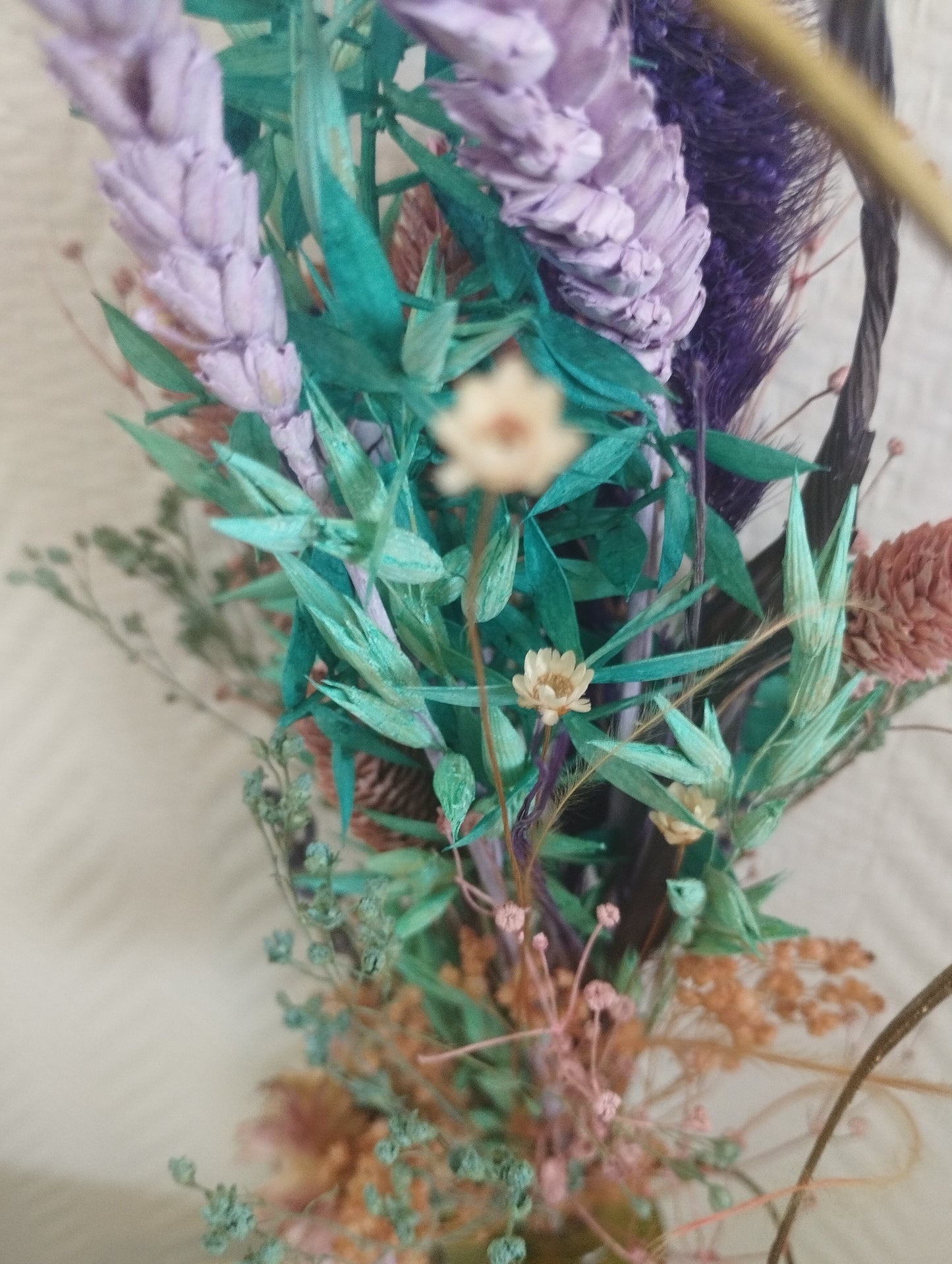 Droogbloemen in kleurrijk vaasje