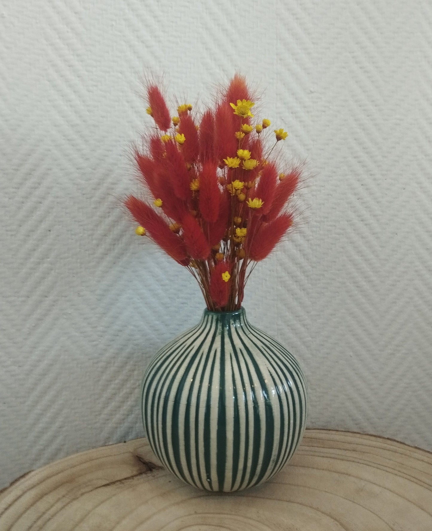 Droogbloemen in rond keramieke vaasje