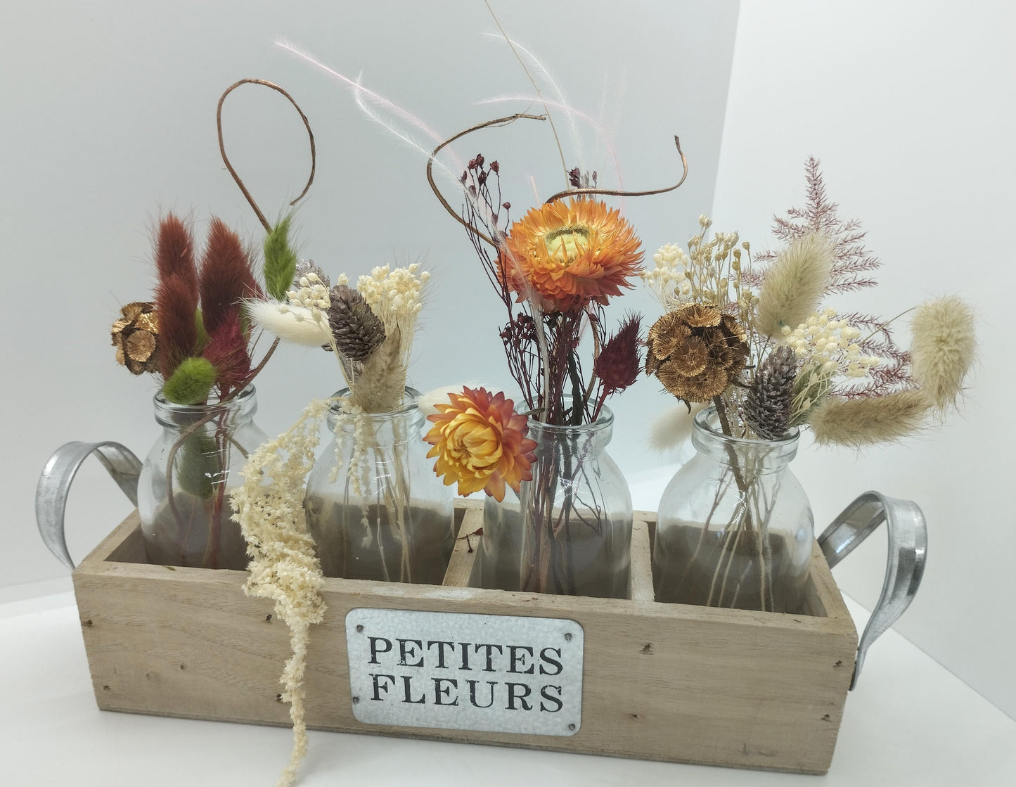 Droogbloemen in vaasjes & houten bakje