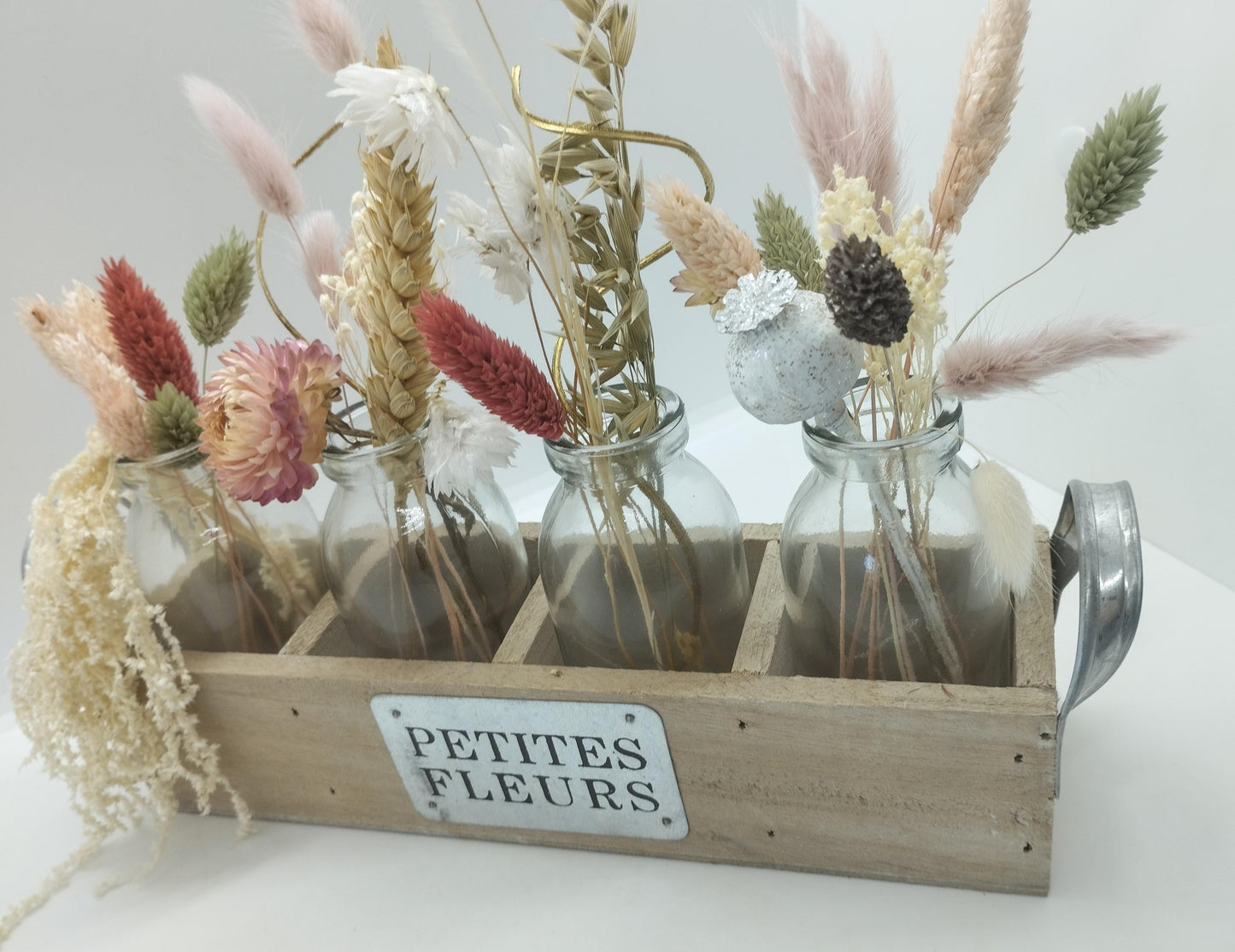 Droogbloemen in vaasjes & houten bakje