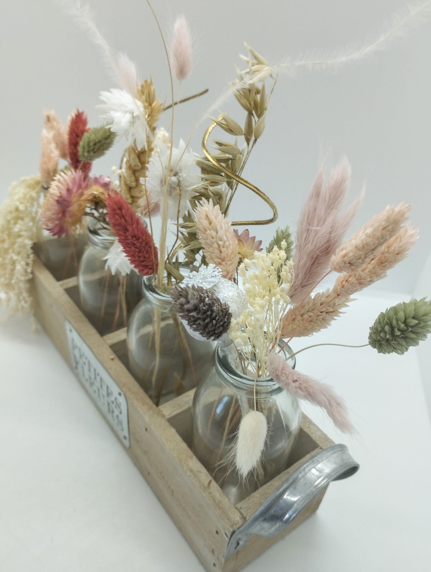 Droogbloemen in vaasjes & houten bakje