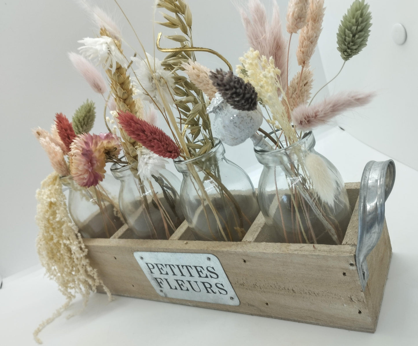 Droogbloemen in vaasjes & houten bakje