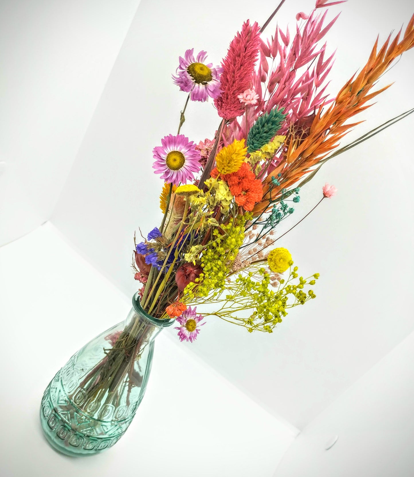 Droogbloemen in kleurrijk vaasje