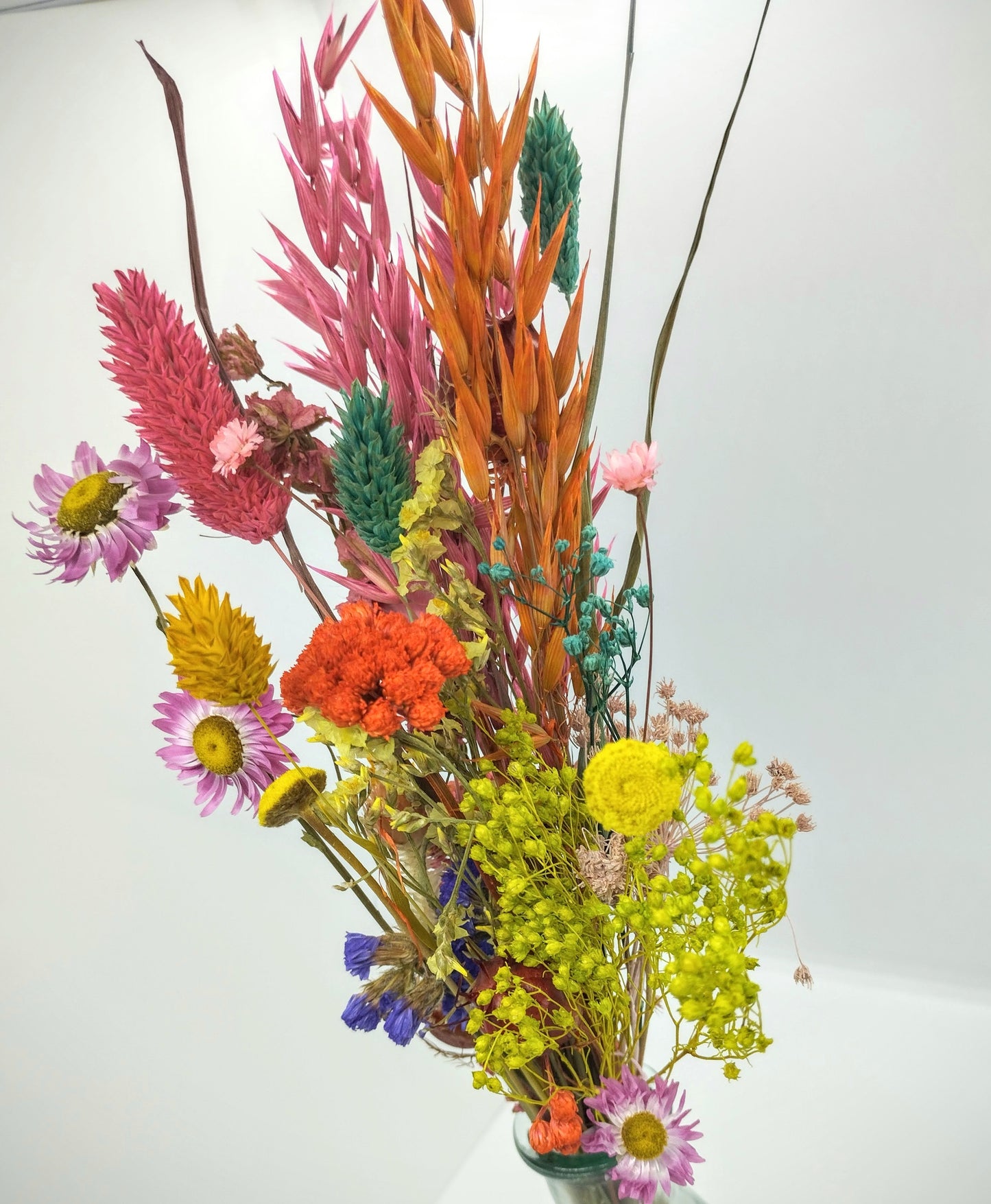Droogbloemen in kleurrijk vaasje