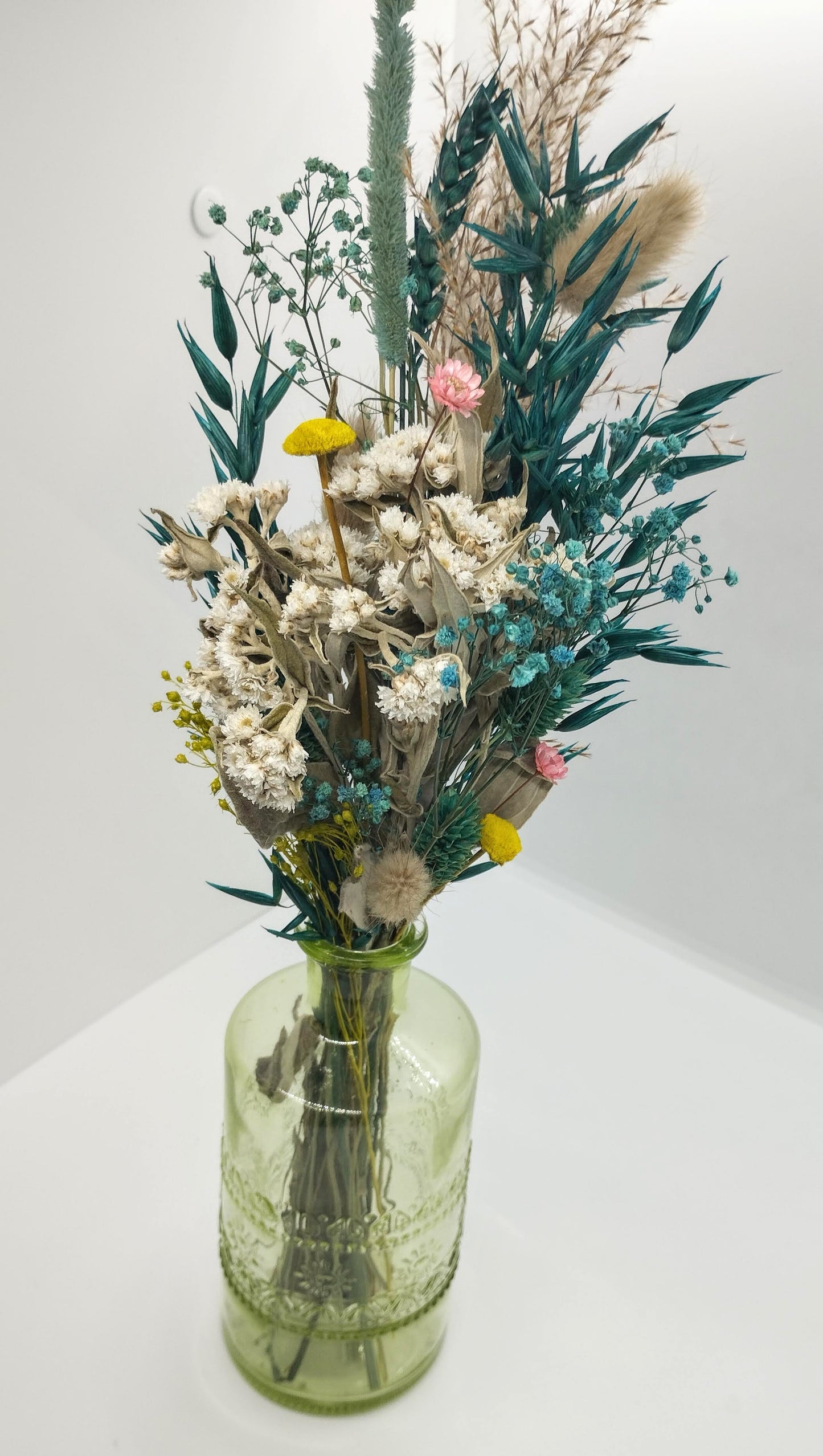 Droogbloemen in kleurrijk vaasje