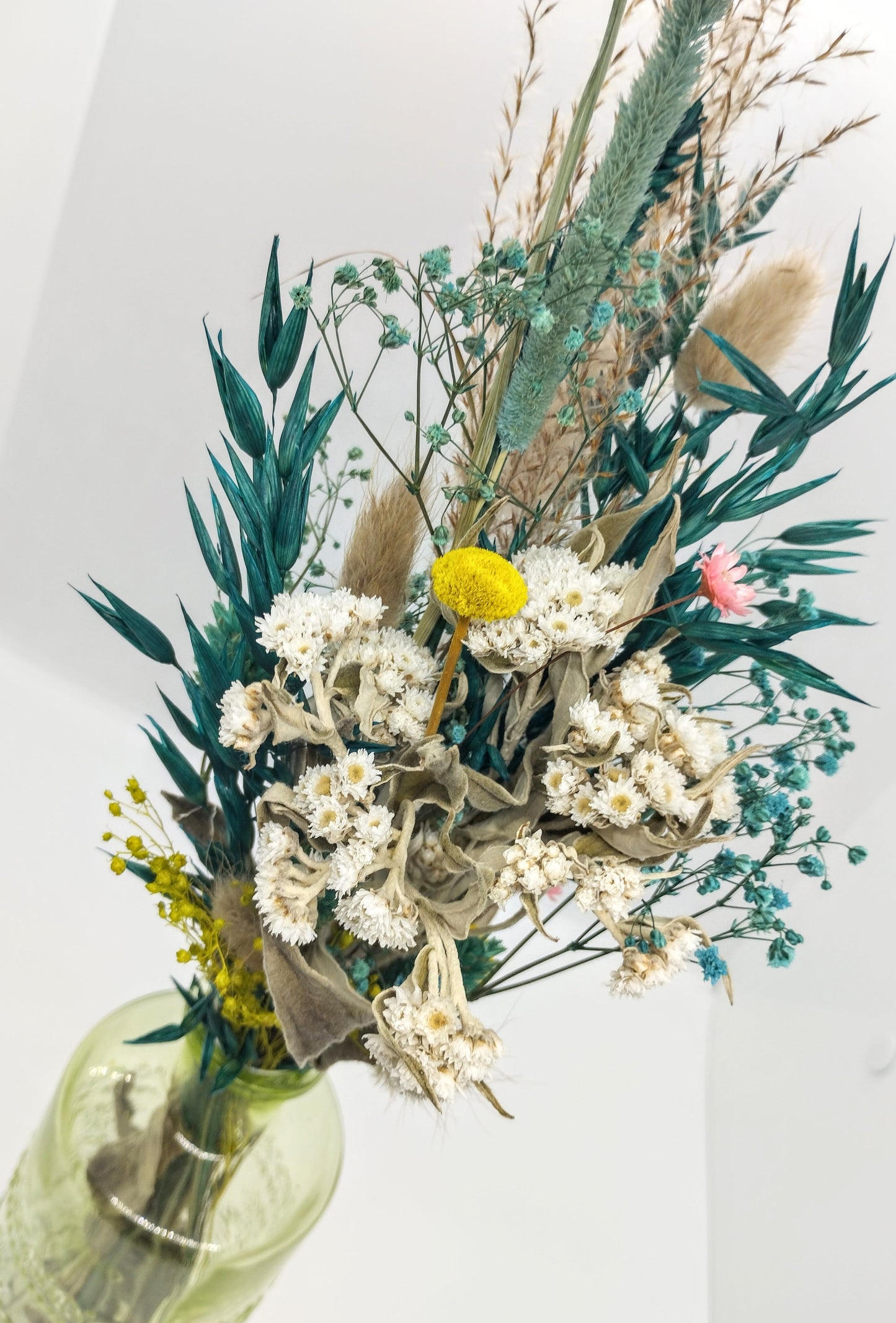 Droogbloemen in kleurrijk vaasje