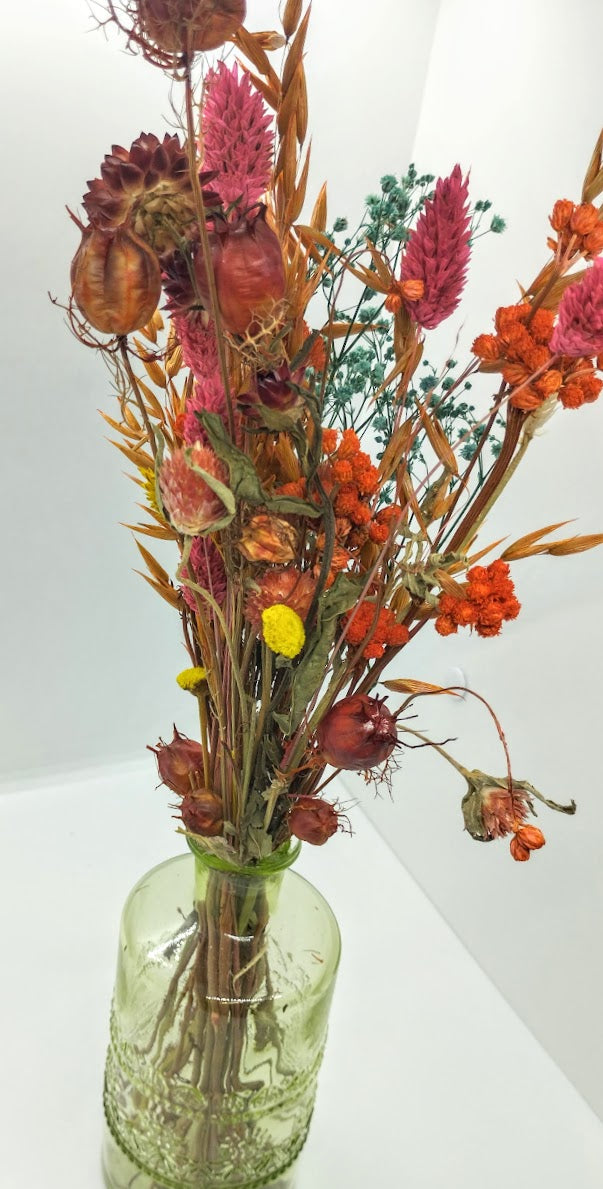 Droogbloemen in kleurrijk vaasje