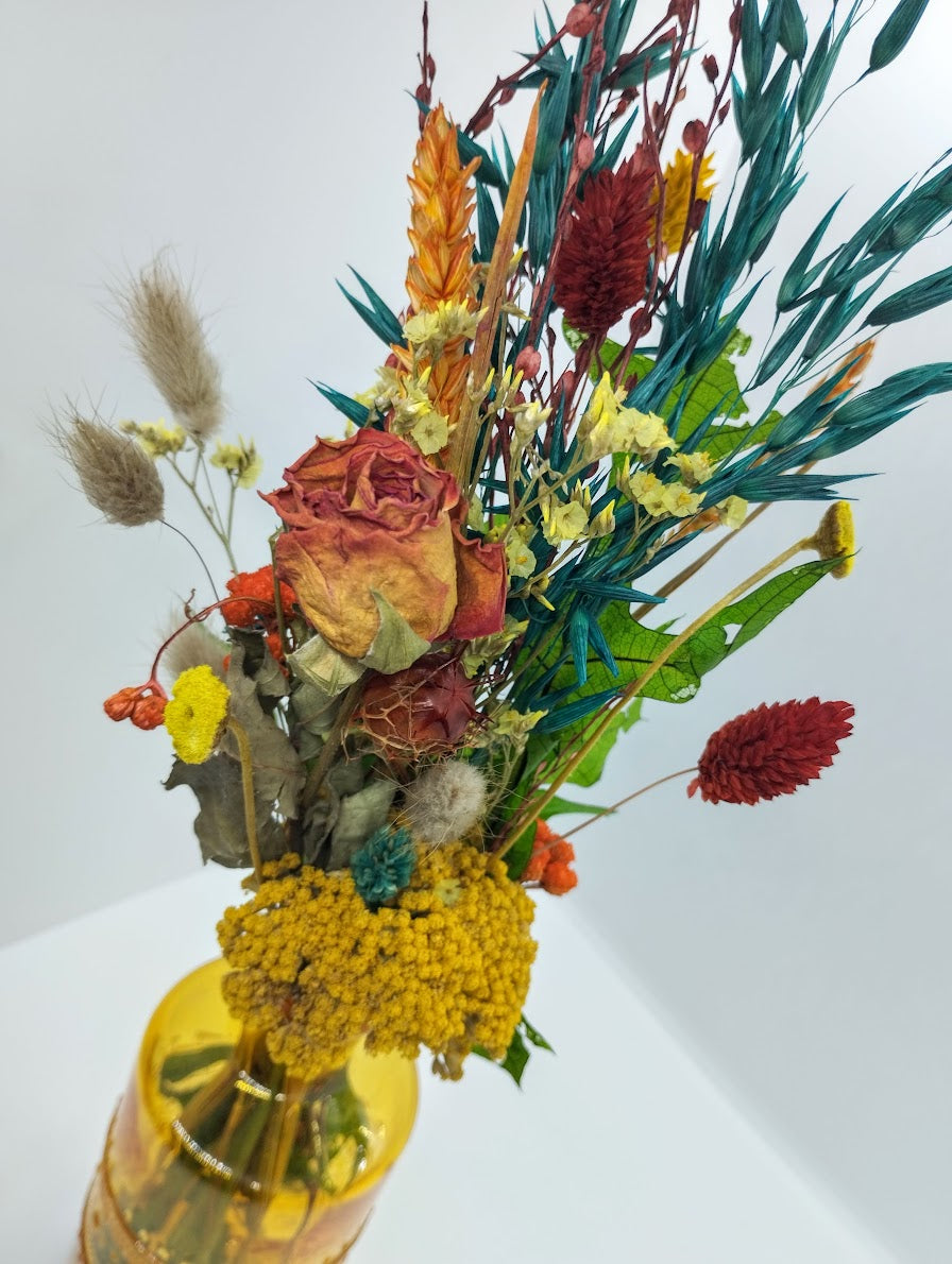 Droogbloemen in kleurrijk vaasje