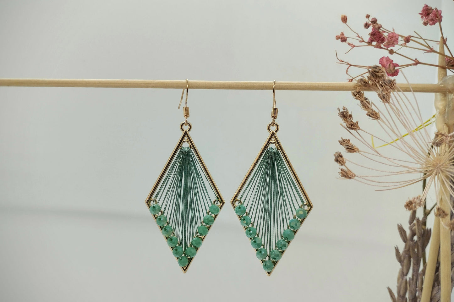 Oorbellenset MACRAMÉ RUIT EN FACETKRAALTJES Green  - hangertjes (Goud)