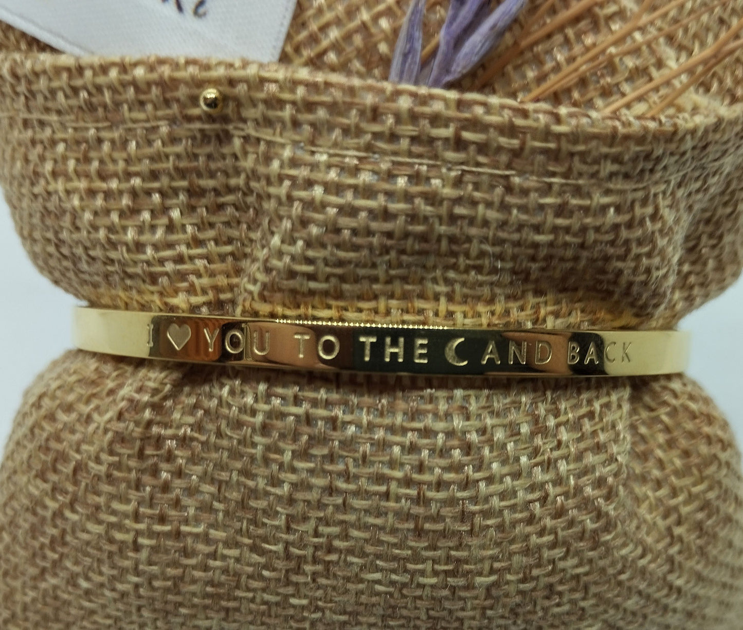 Armband (Goud RVS) met gravure: I love you to the moon and back (vaste kliksluiting)