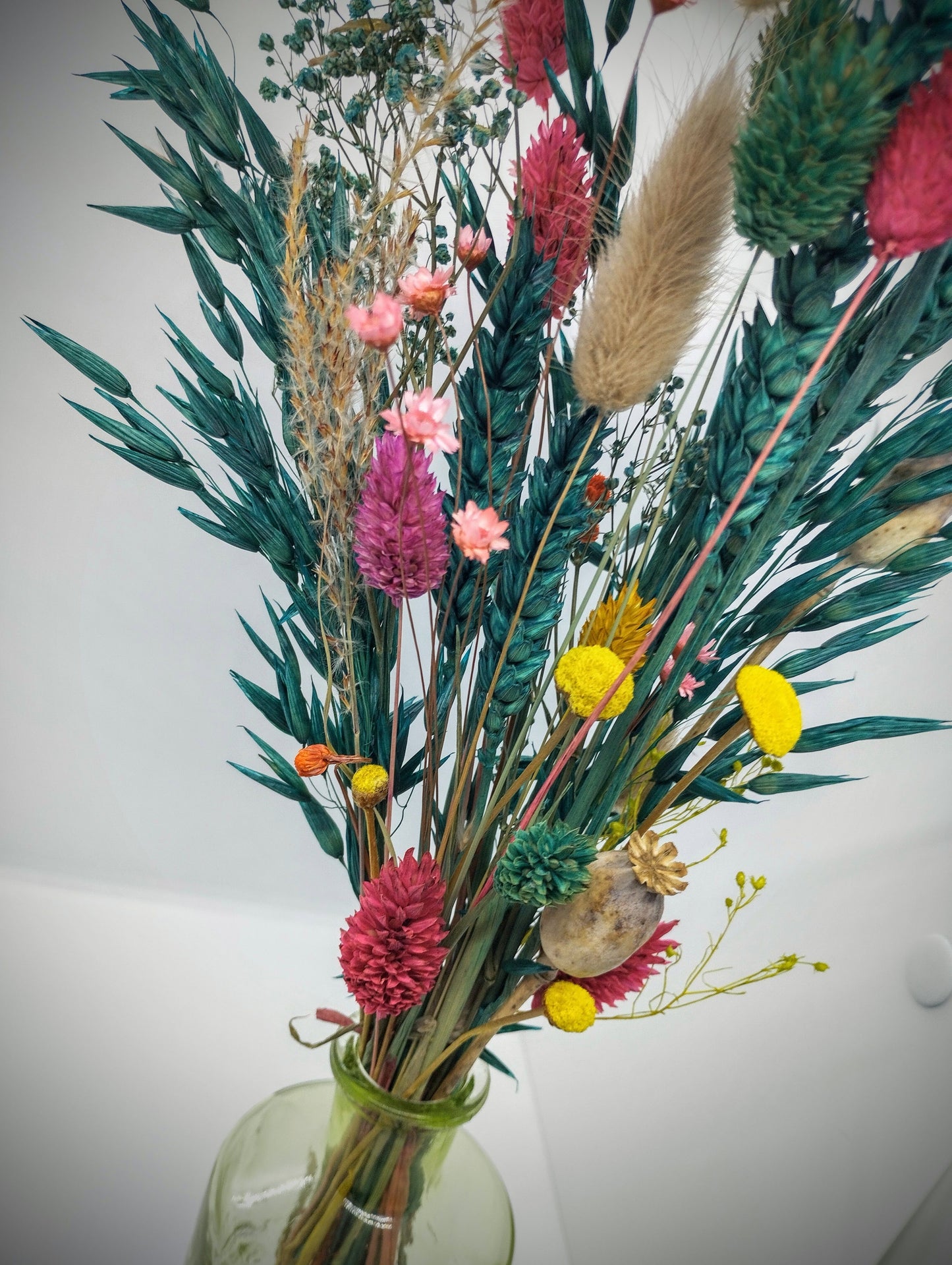 Droogbloemen in kleurrijk vaasje