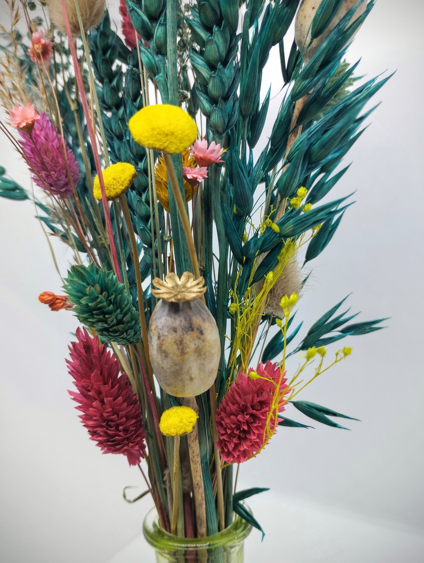 Droogbloemen in kleurrijk vaasje