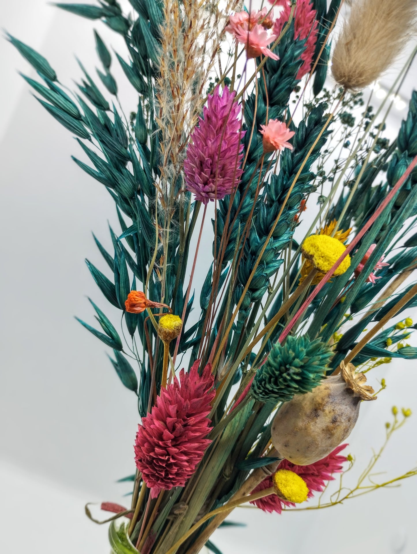 Droogbloemen in kleurrijk vaasje