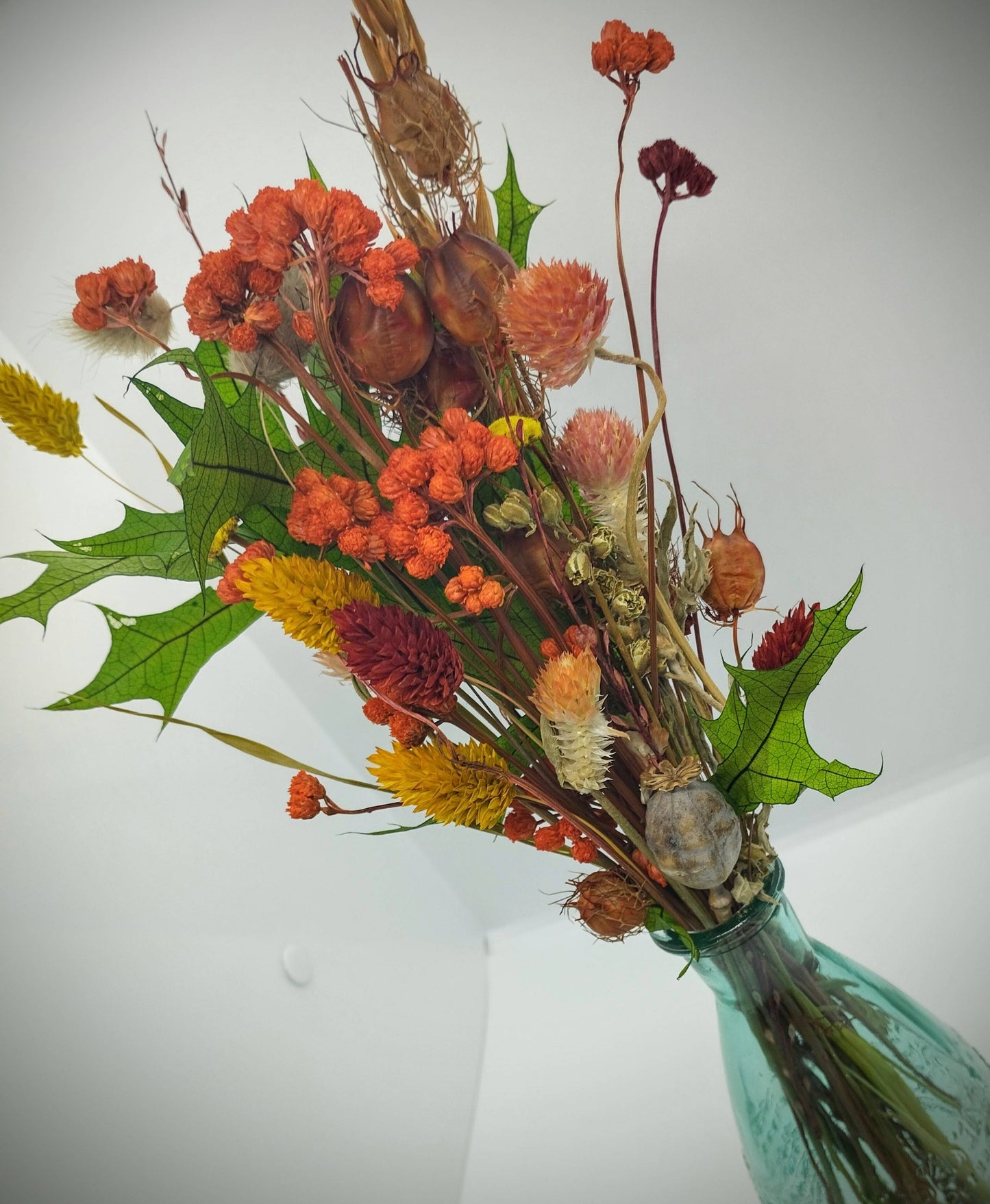 Droogbloemen in kleurrijk vaasje