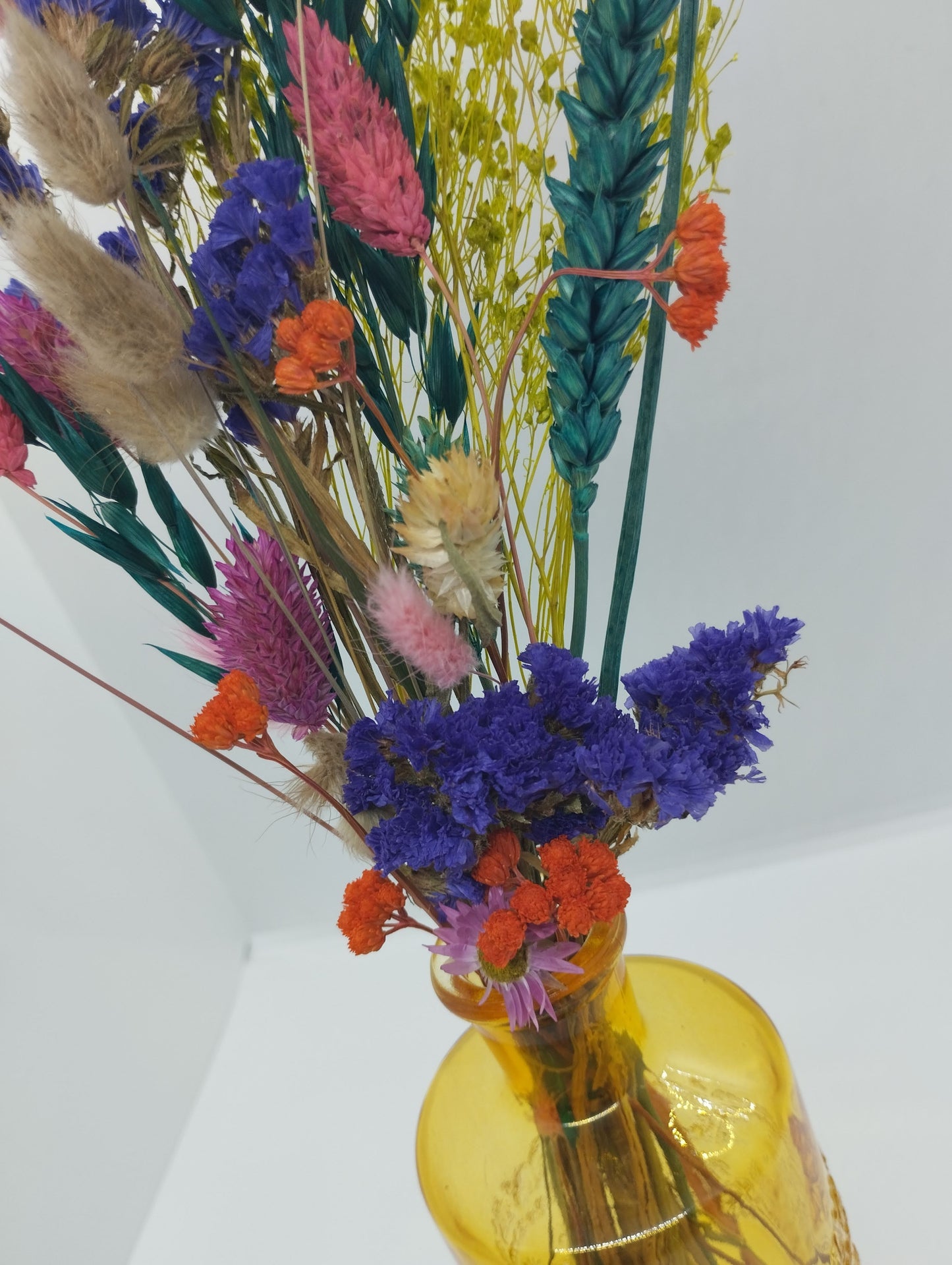 Droogbloemen in kleurrijk vaasje