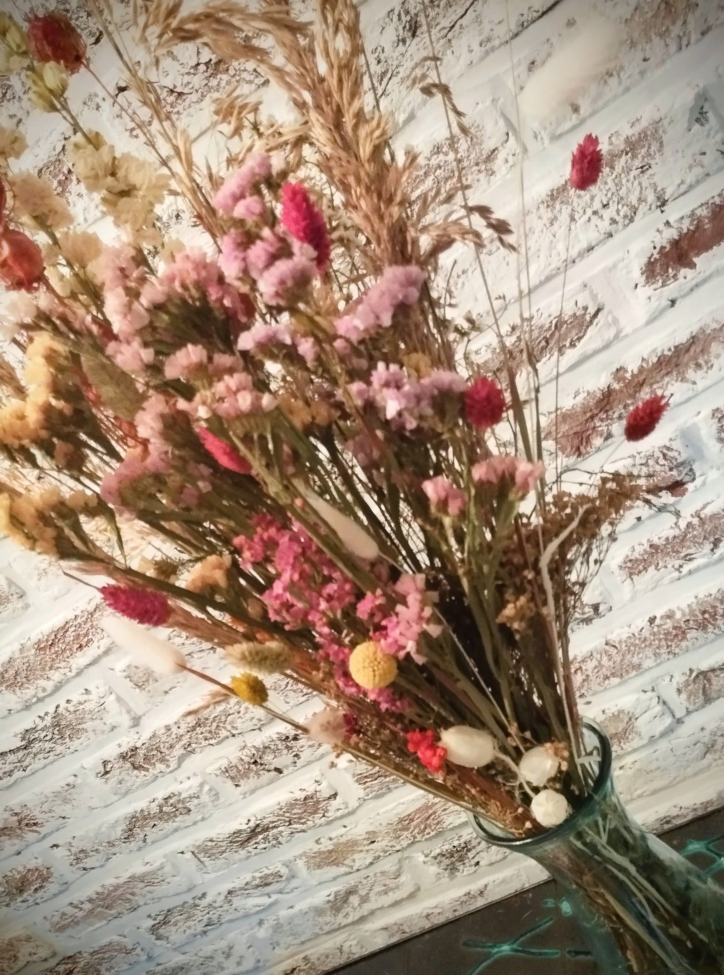 Droogbloemen in kleurrijke vaas