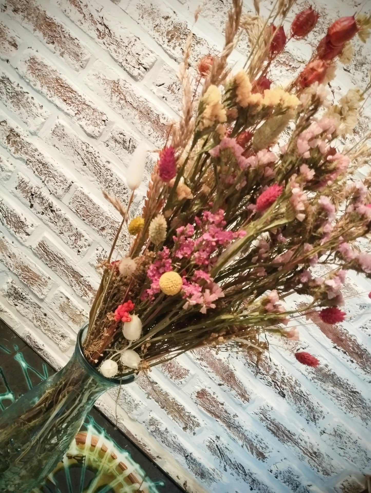 Droogbloemen in kleurrijke vaas