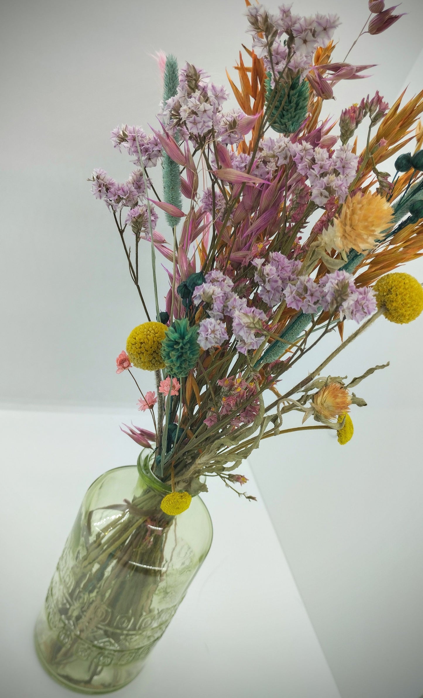 Droogbloemen in kleurrijk vaasje