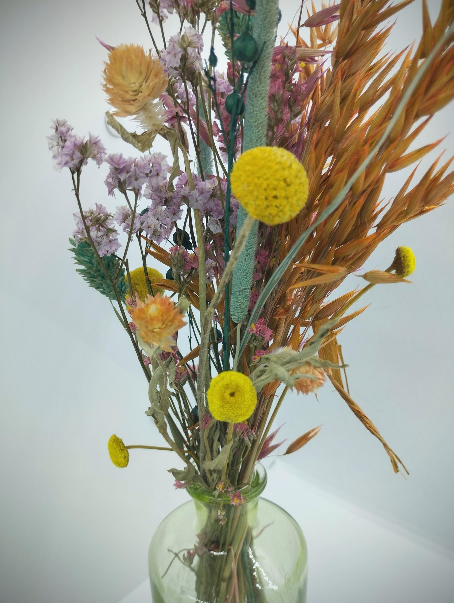 Droogbloemen in kleurrijk vaasje