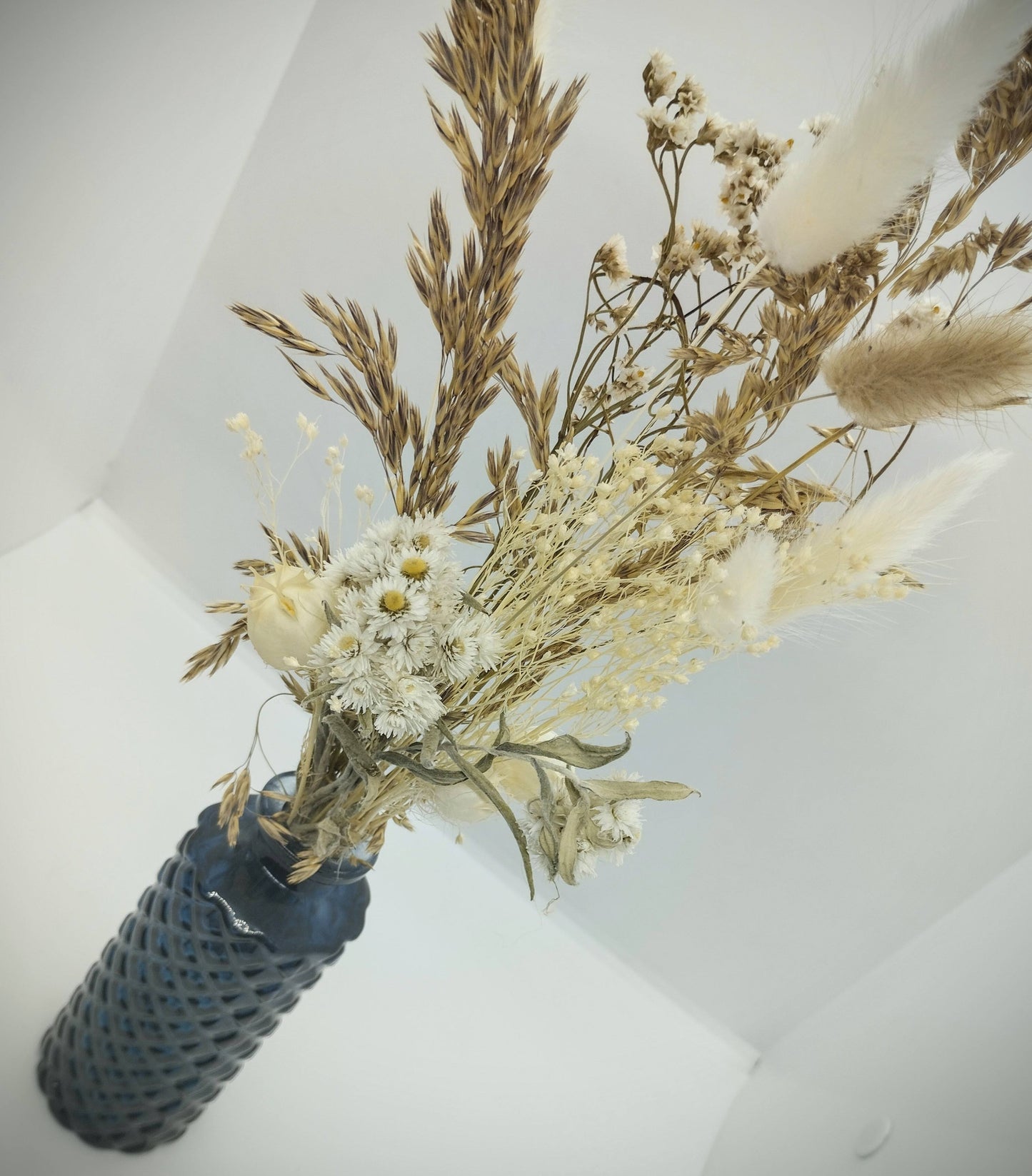 Droogbloemen in kleurrijk vaasje