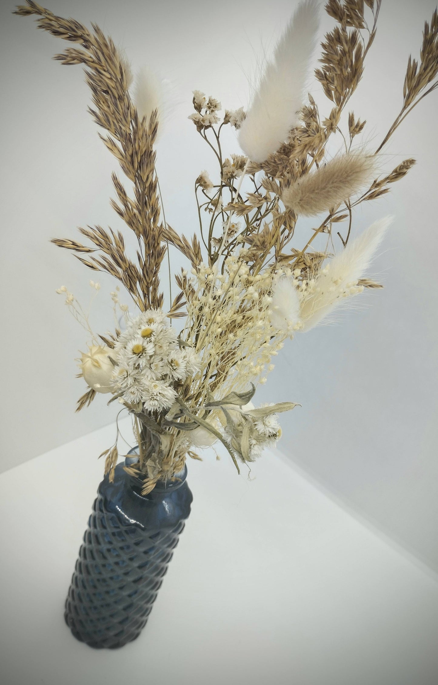 Droogbloemen in kleurrijk vaasje