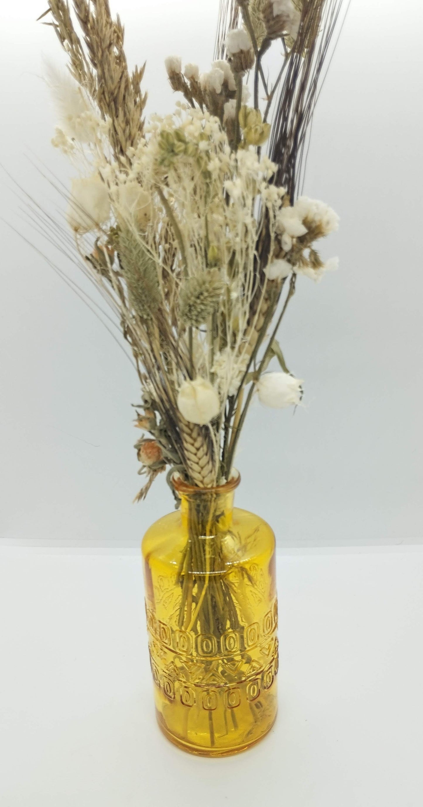 Droogbloemen in kleurrijk vaasje