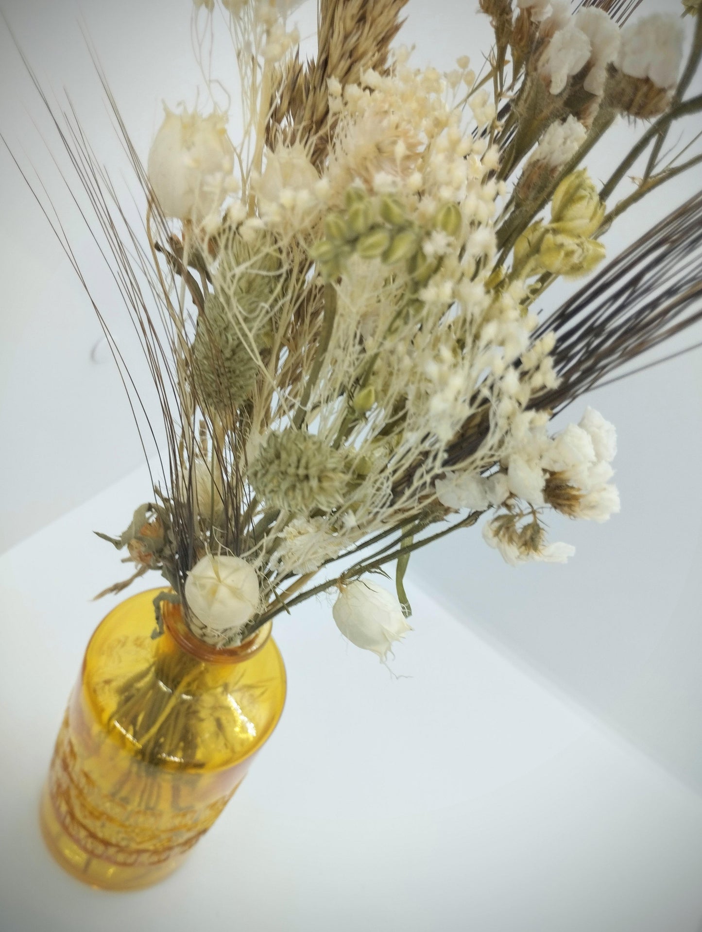 Droogbloemen in kleurrijk vaasje