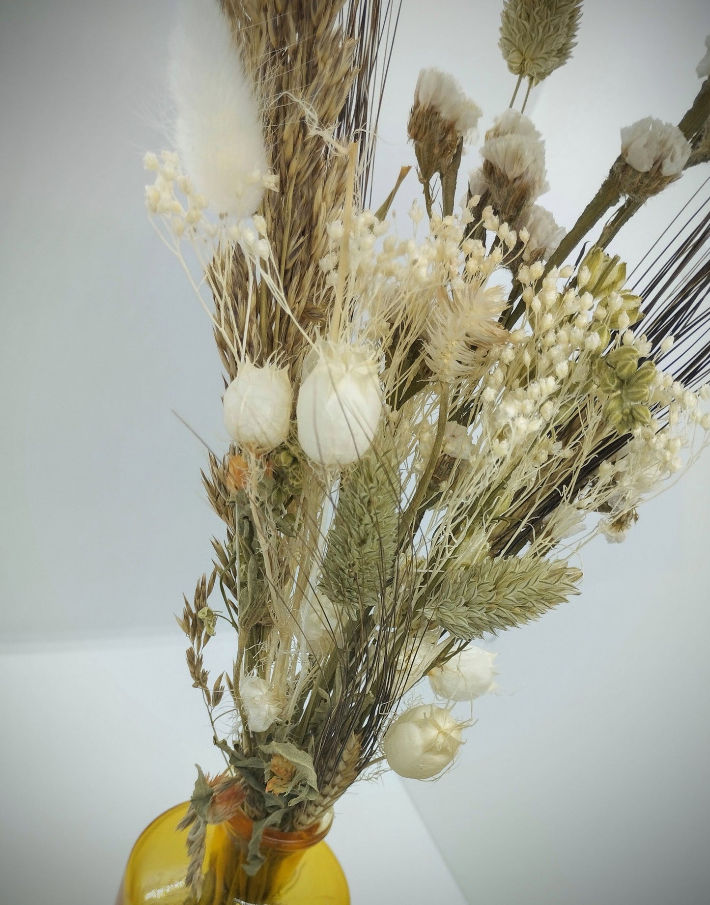 Droogbloemen in kleurrijk vaasje
