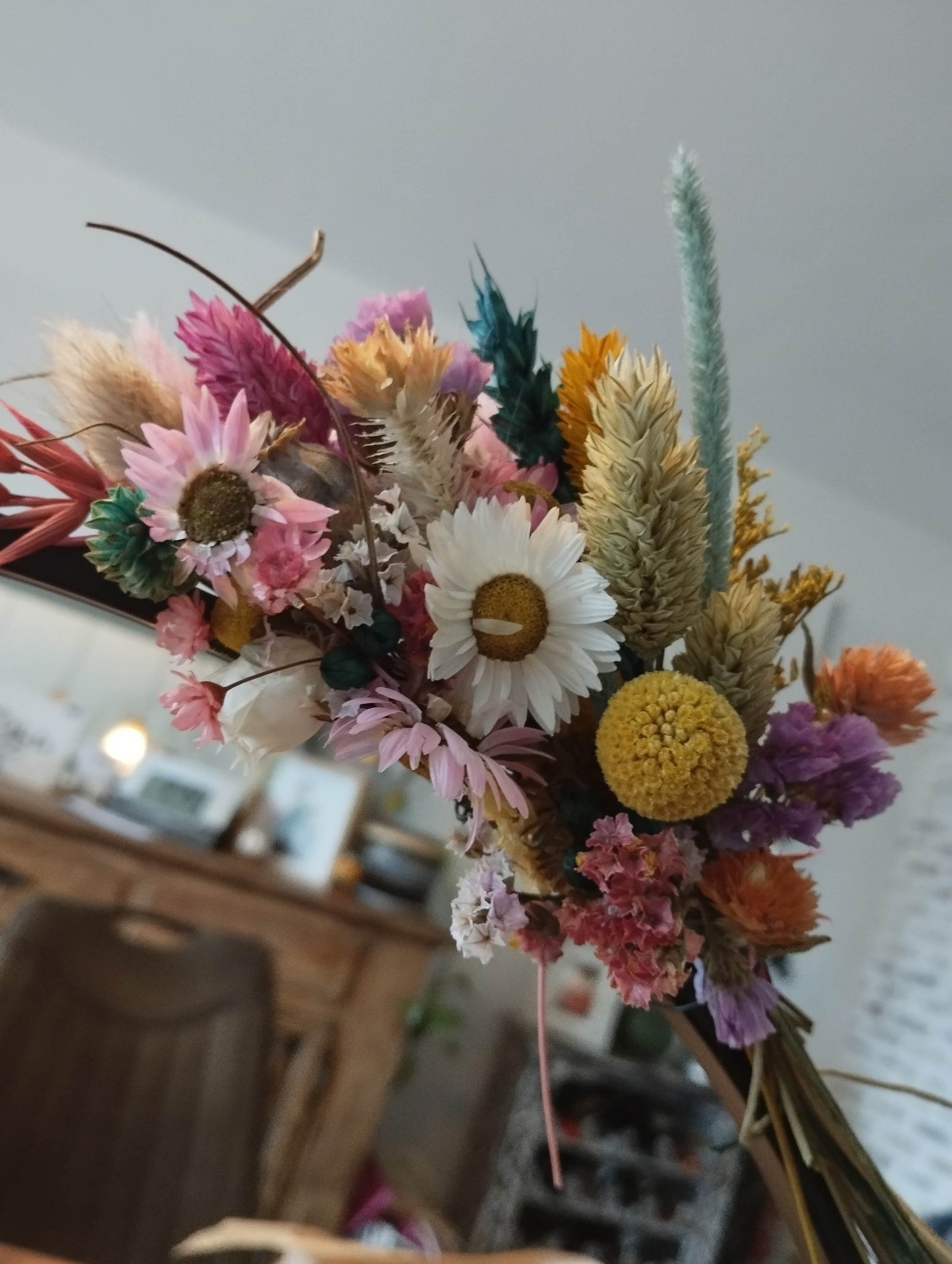 Decoratieve ronde staander met droogbloemen