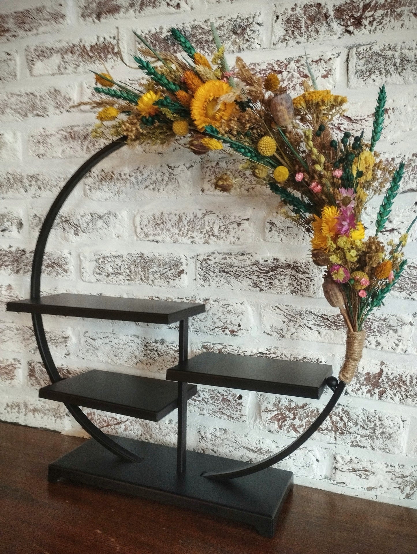 Decoratieve ronde staander met droogbloemen