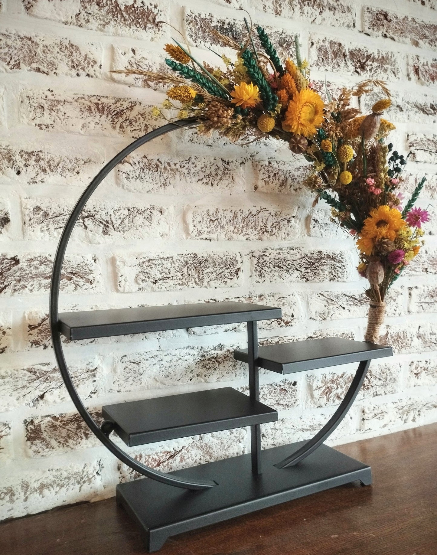 Decoratieve ronde staander met droogbloemen